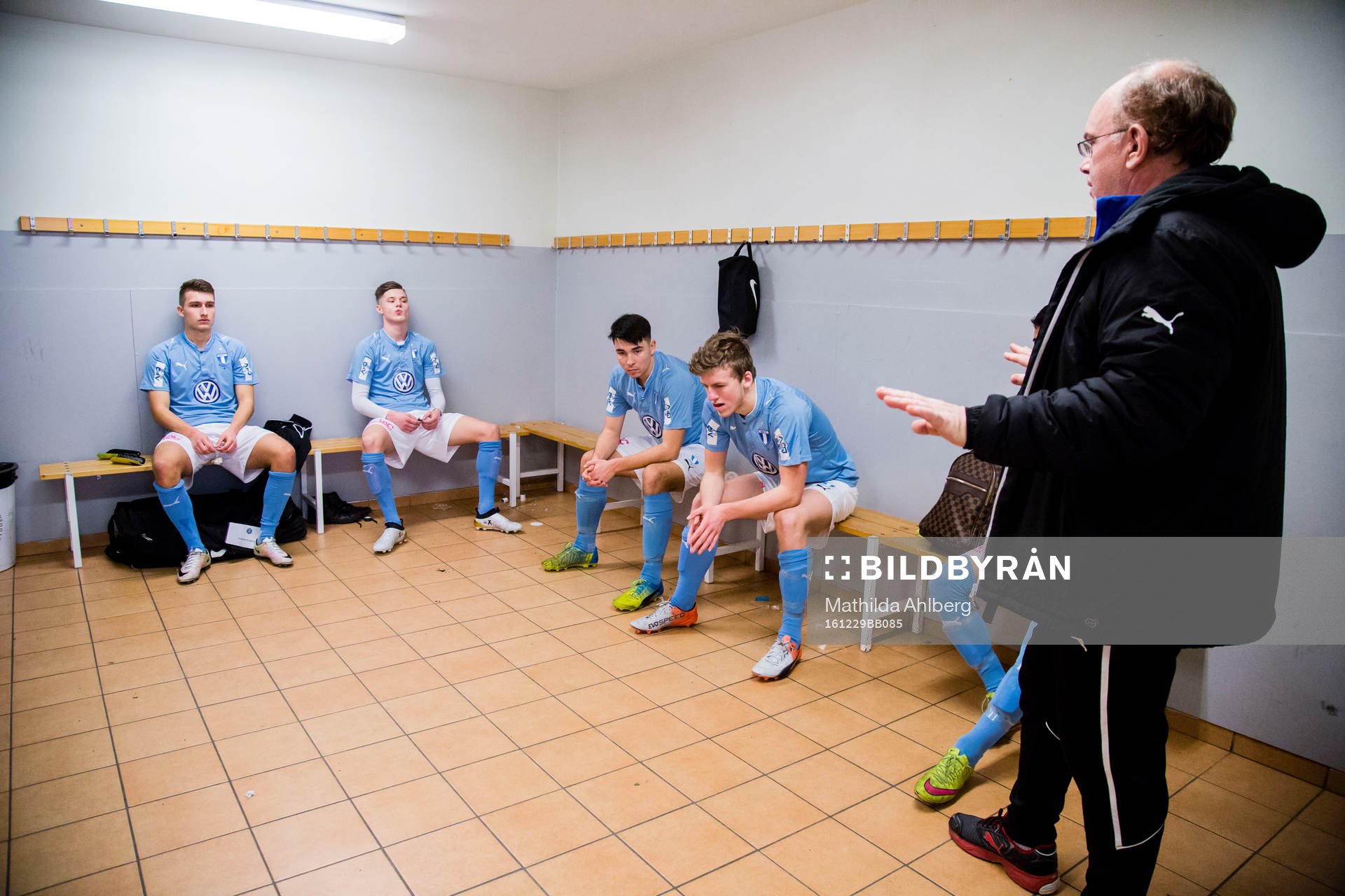 Malmö FF;s ungdomsspelare får instruktioner från sin