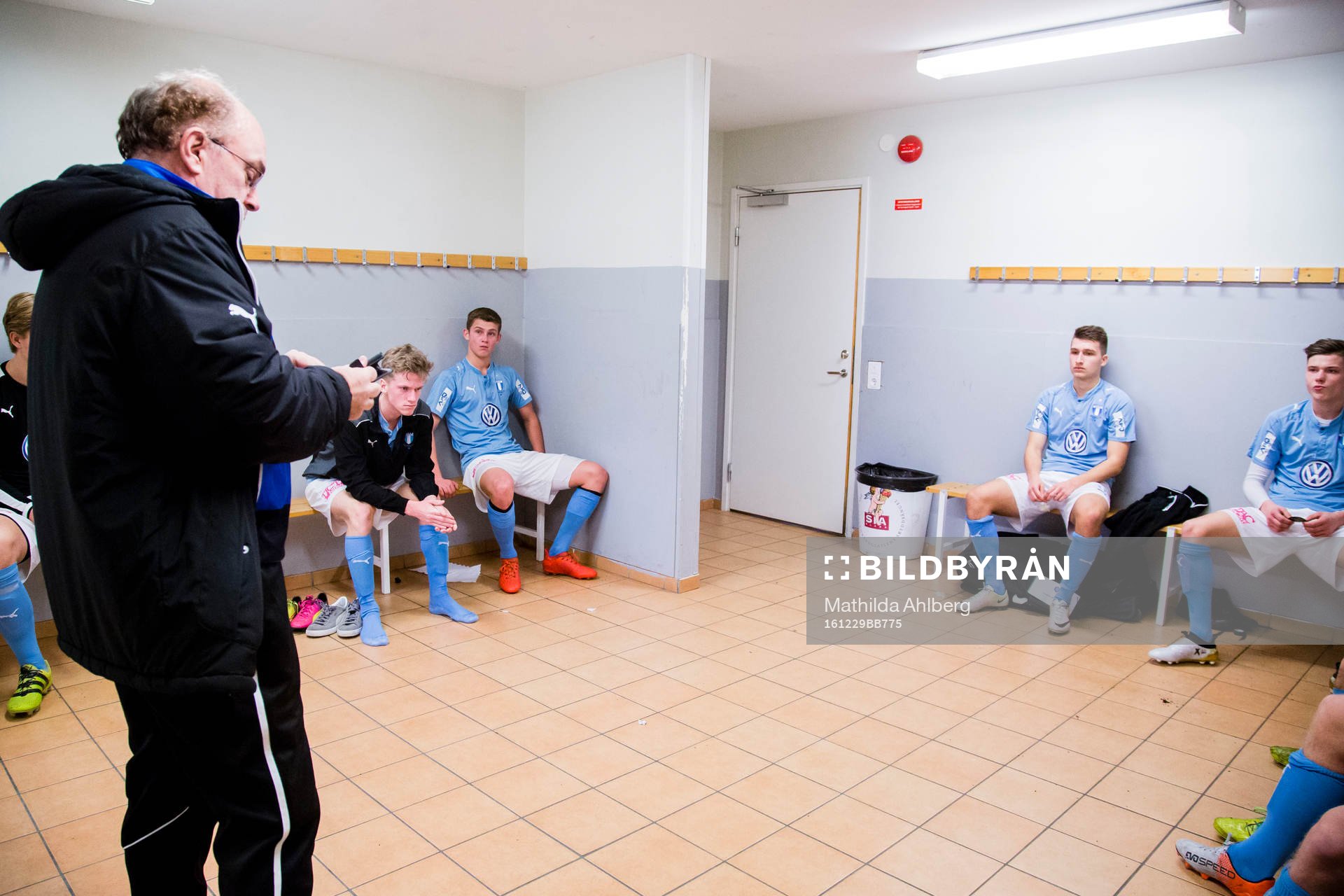 Malmö FF;s ungdomsspelare får instruktioner från sin