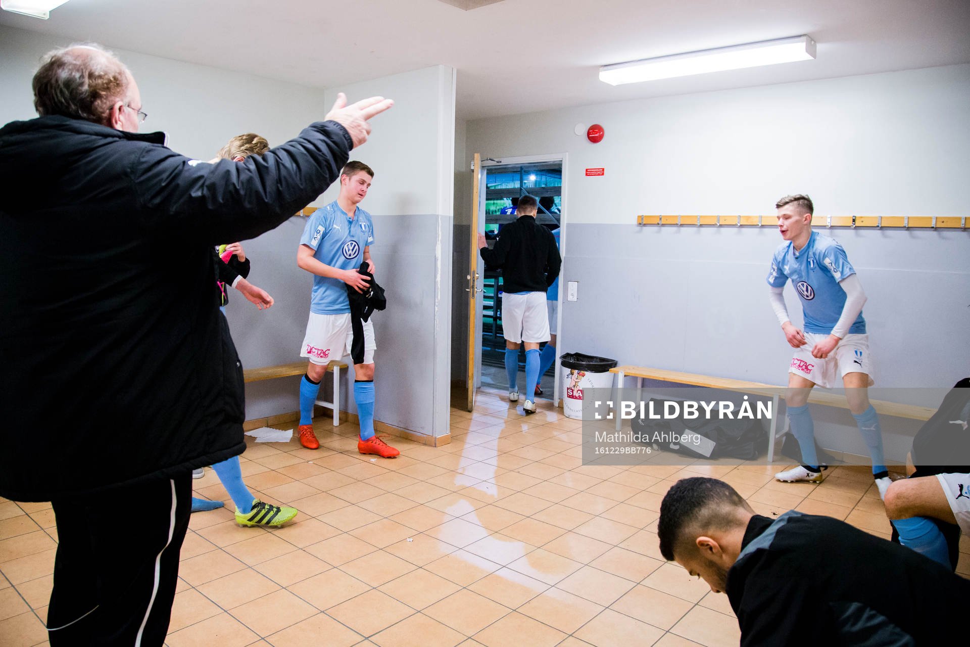 Malmö FF;s ungdomsspelare får instruktioner från sin