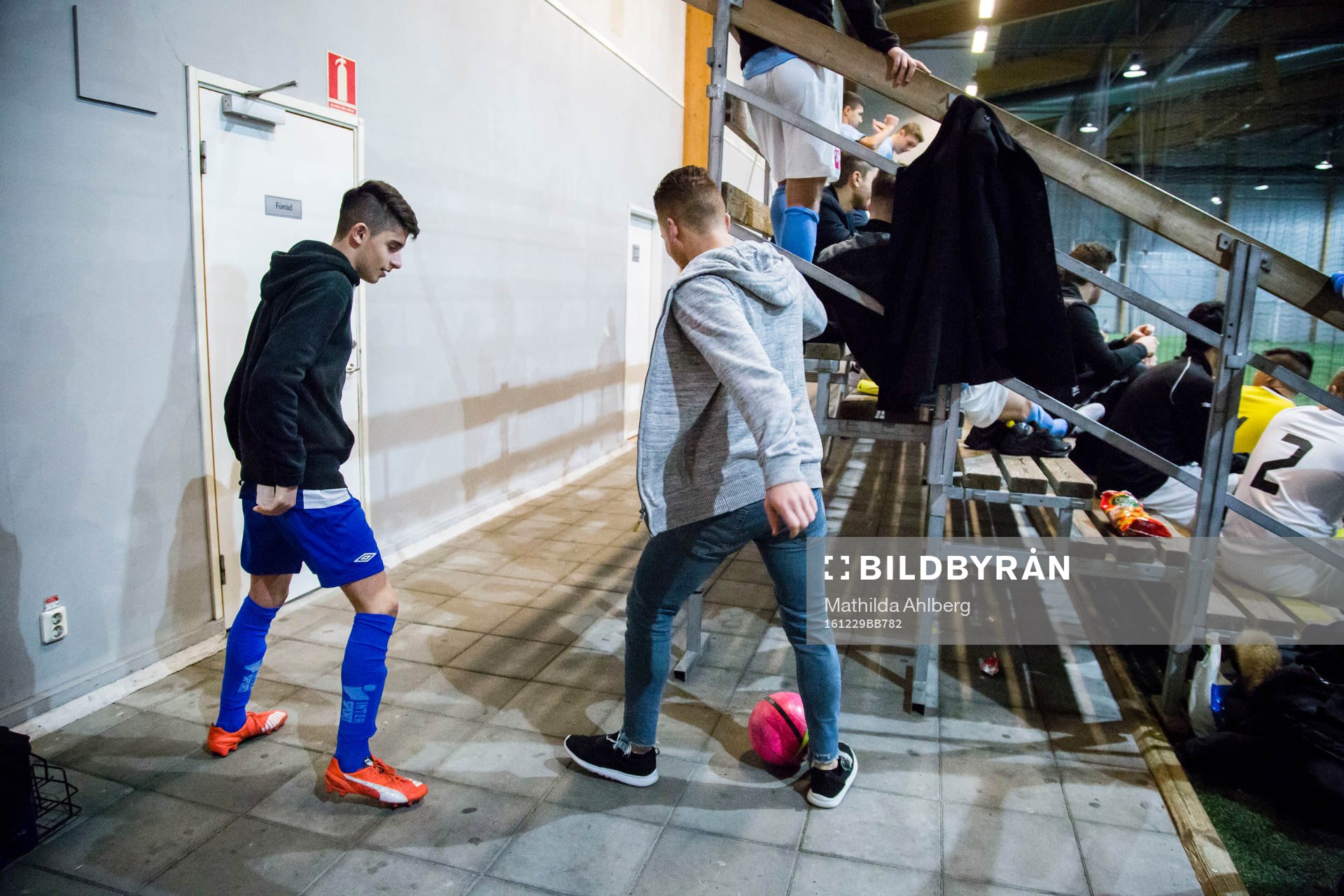 Spelare trixar med fotboll