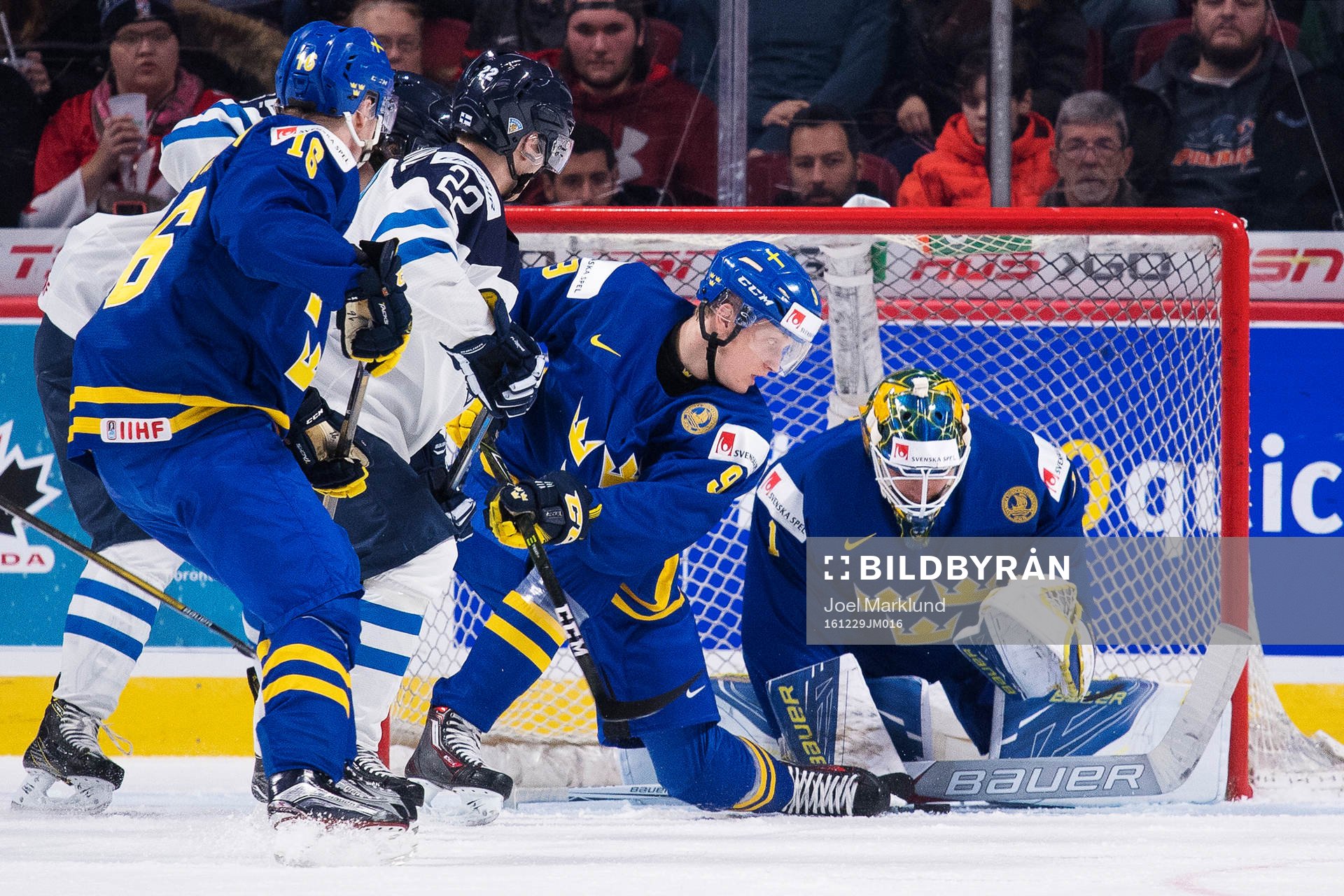Sveriges Gabriel Carlsson och målvakt Felix Sandström