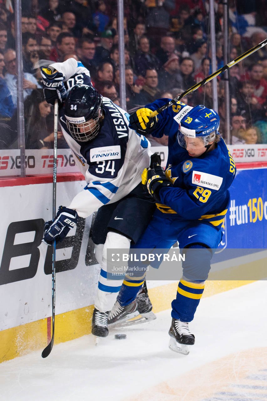 Finlands Kristian Vesalainen tacklas av Sveriges Tim