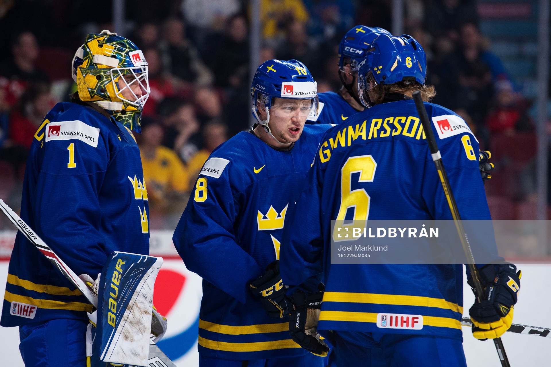 Sveriges målvakt Felix Sandström, Rasmus Asplund och
