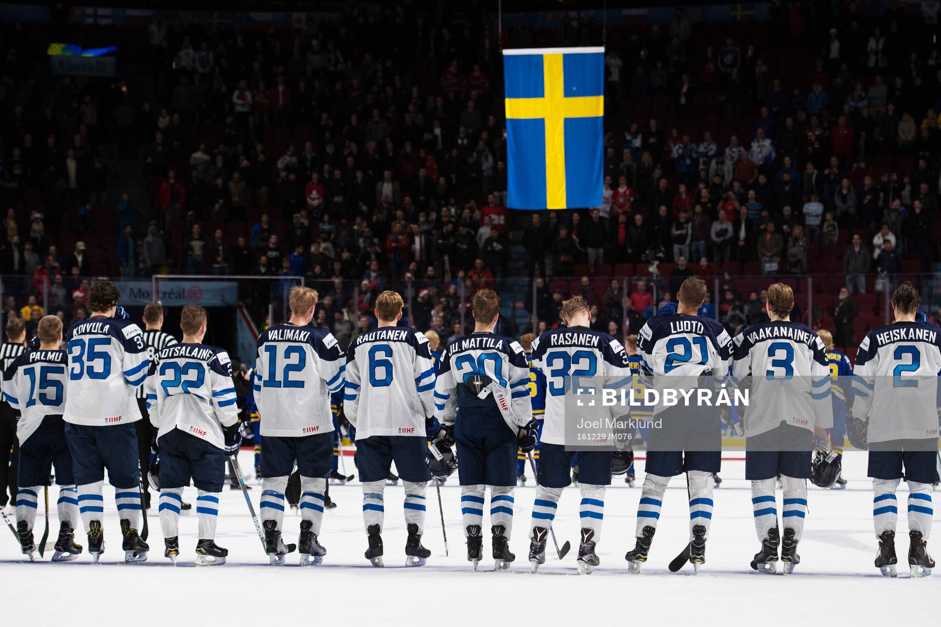 Finlands spelare ser Sveriges flagga hissas upp