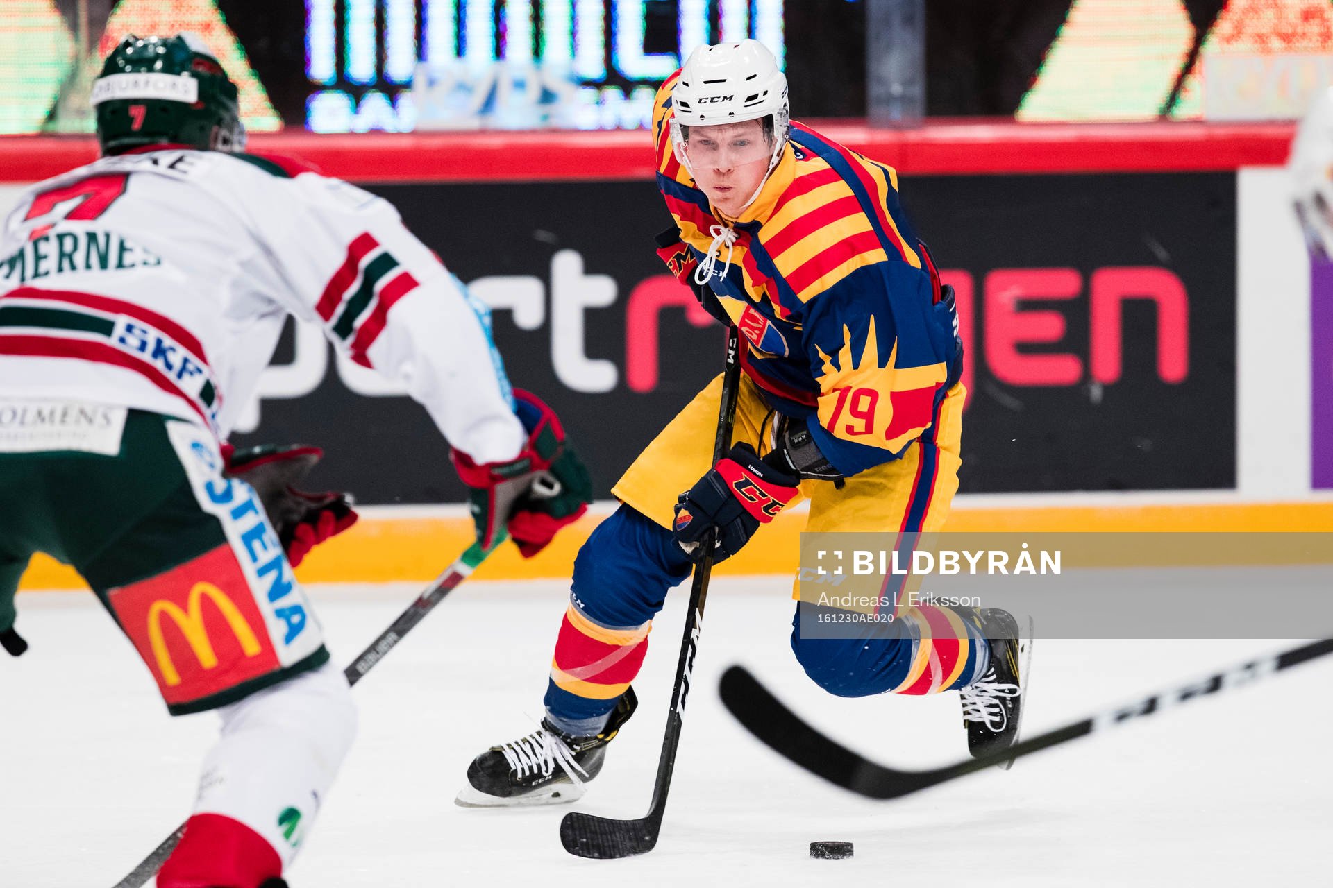 Djurgårdens Patrik Lundh med pucken
