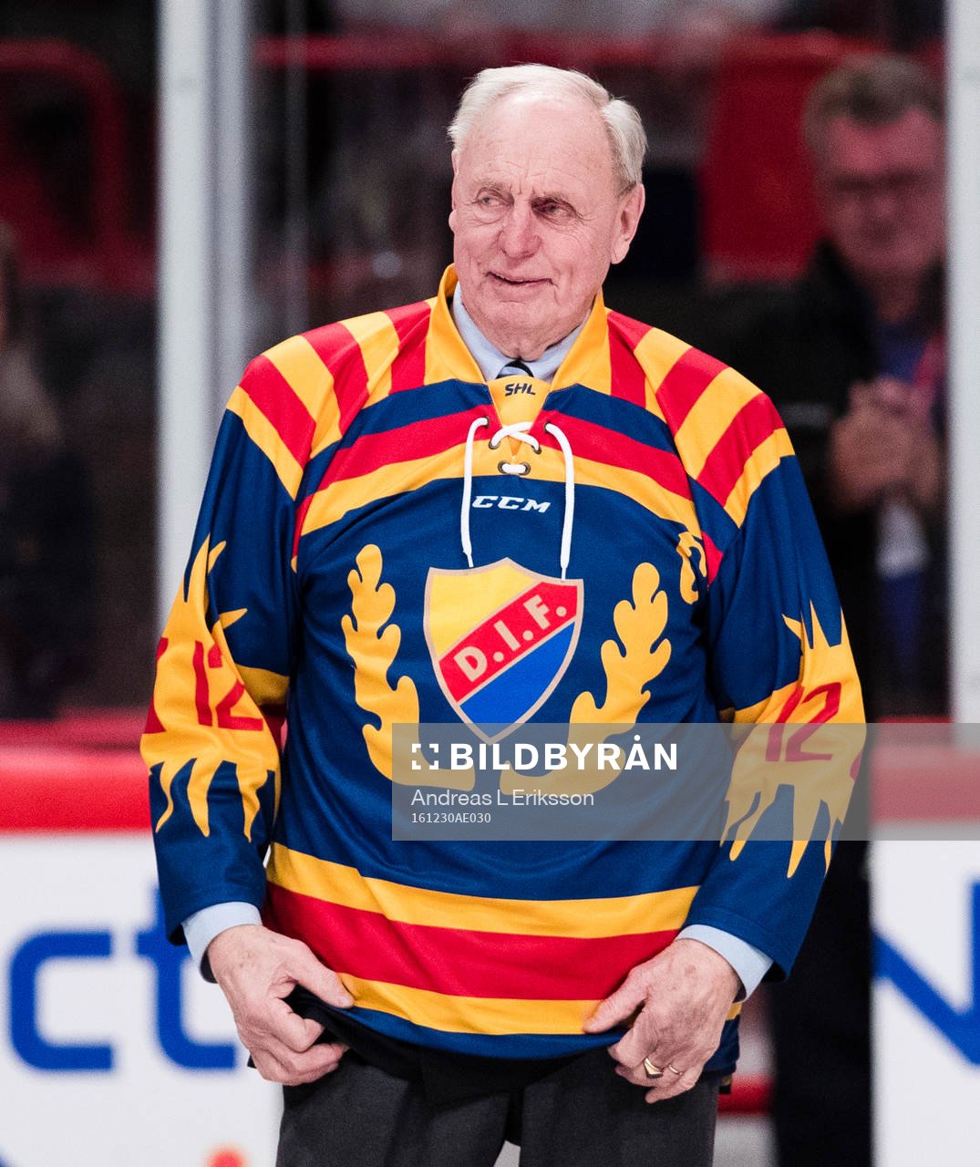 Lasse Björn hyllas innan ishockeymatchen i SHL mellan