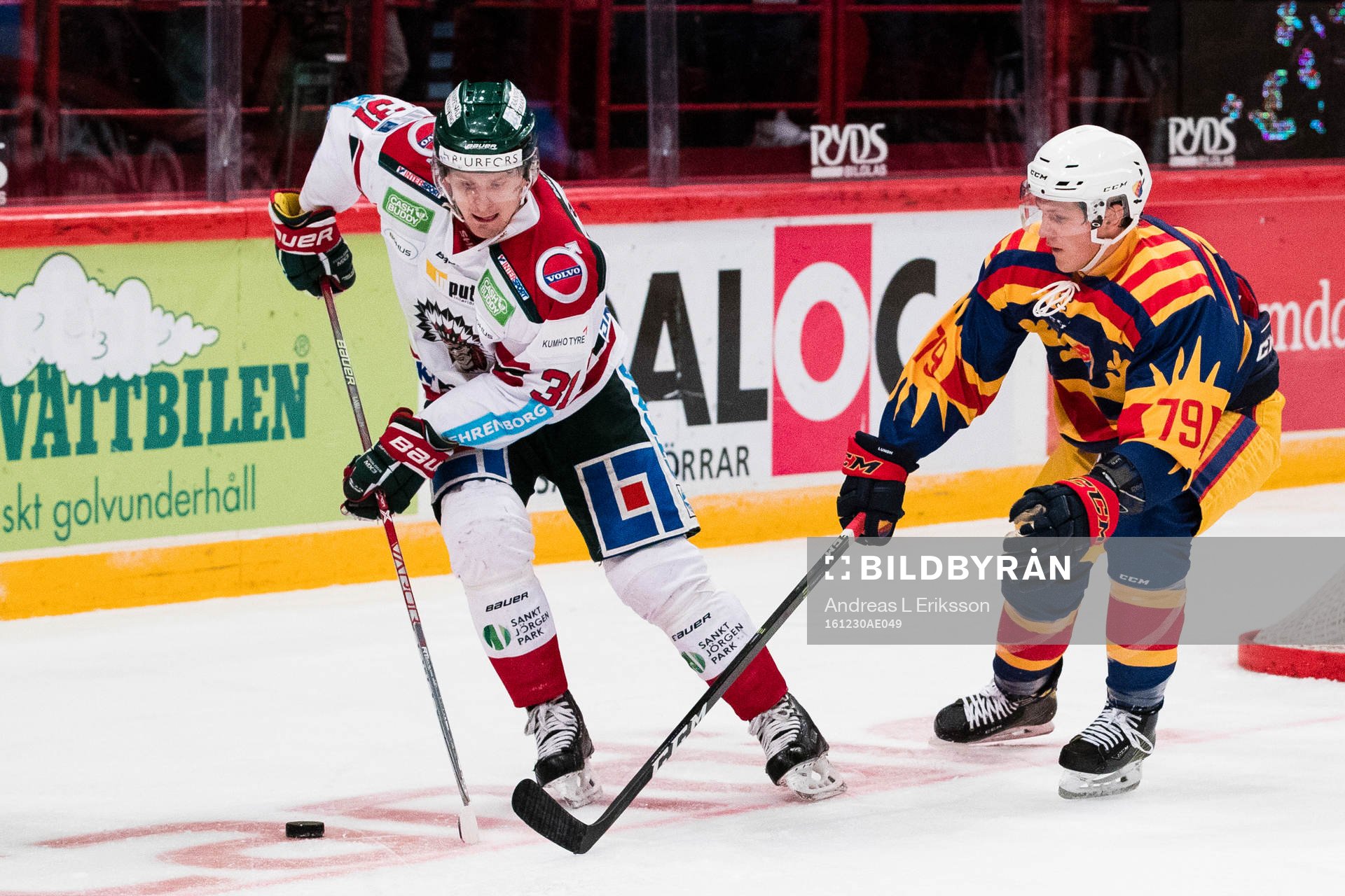Frölundas Nicklas Lasu i kamp om pucken med Djurgårdens