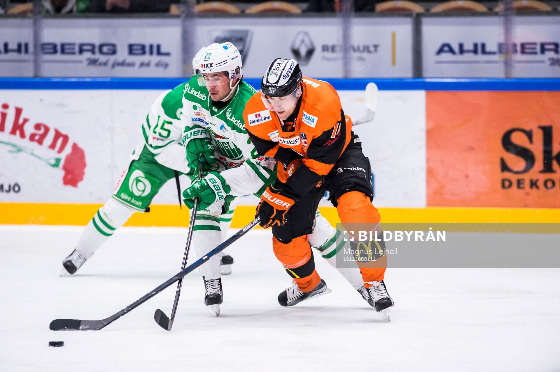 Rögles Ludvig Elvenes  och Karlskronas Emil Larsson i kamp