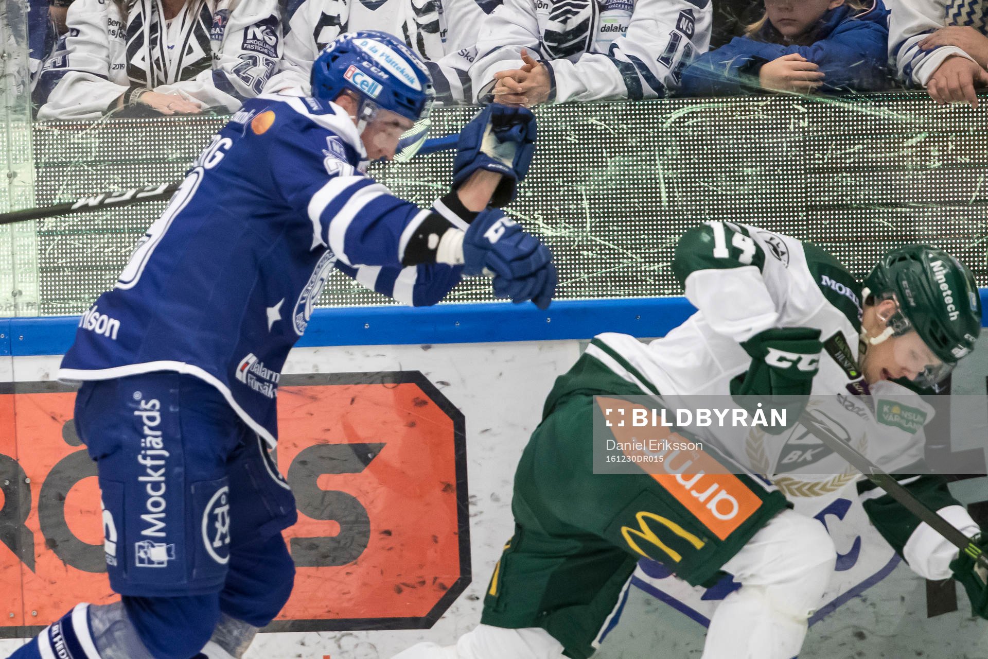 Leksands Tobias Forsberg jagar Färjestads Lukas Enqvist  i