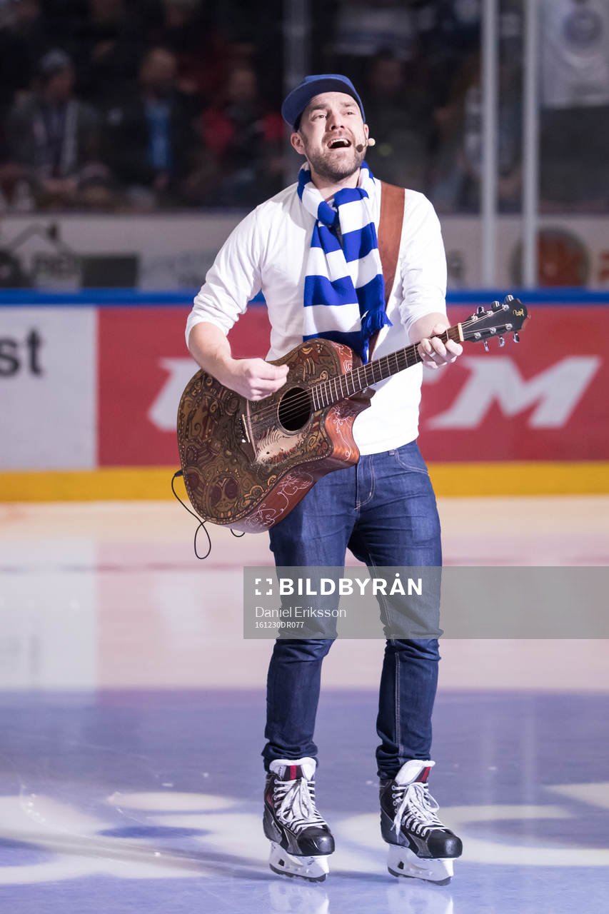 Stiko Per Larsson spelar innan ishockeymatchen i SHL mellan