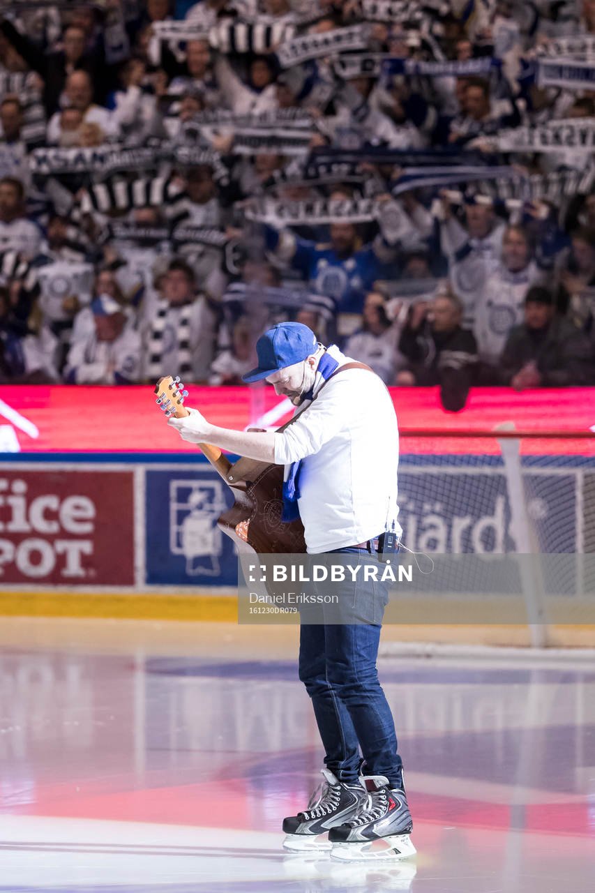 Stiko Per Larsson spelar innan ishockeymatchen i SHL mellan
