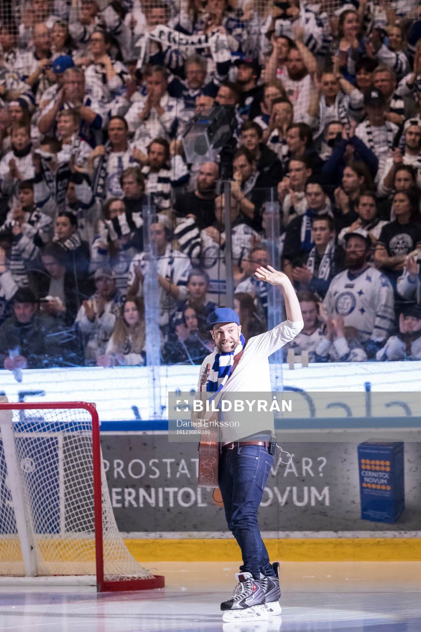 Stiko Per Larsson spelar innan ishockeymatchen i SHL mellan