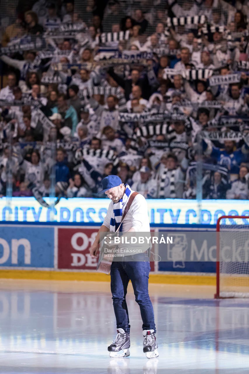 Stiko Per Larsson spelar innan ishockeymatchen i SHL mellan