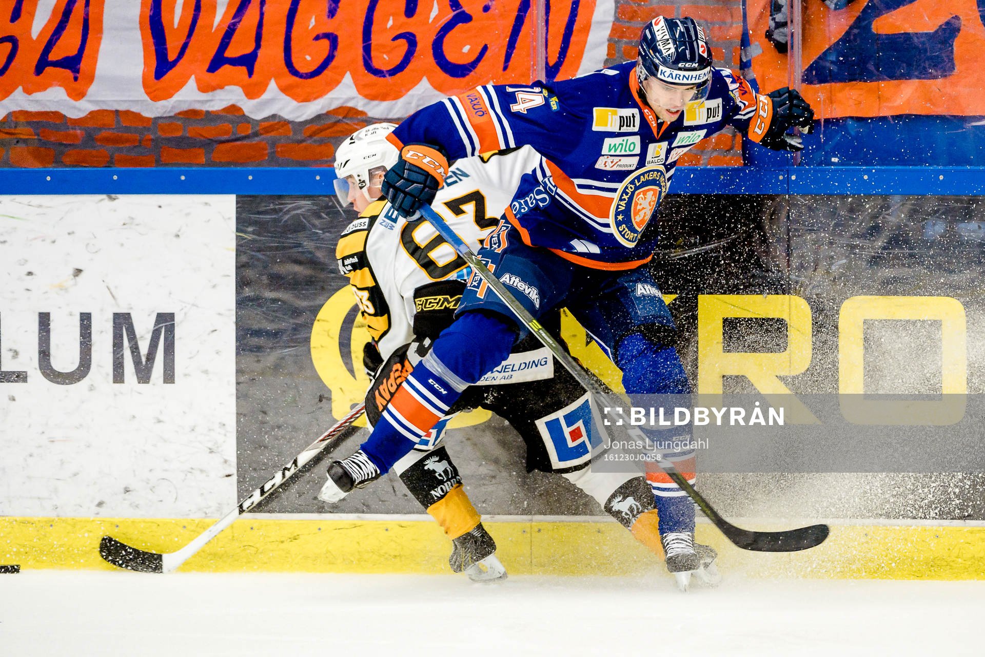 Växjös Emil Pettersson tacklar Skellefteås Sebastian Aho