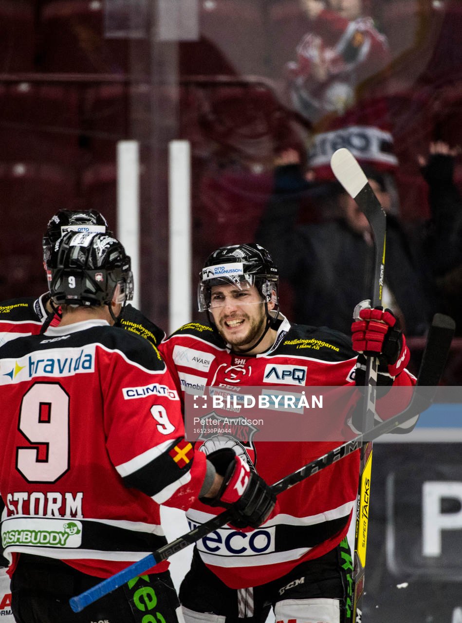 Malmö Redhawks Konstantin Komarek mot Frederik Storm jublar