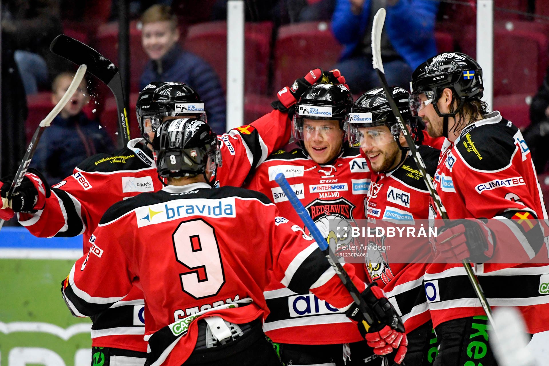 Malmö Redhawks Erik Forssell jublar med lagkamrater