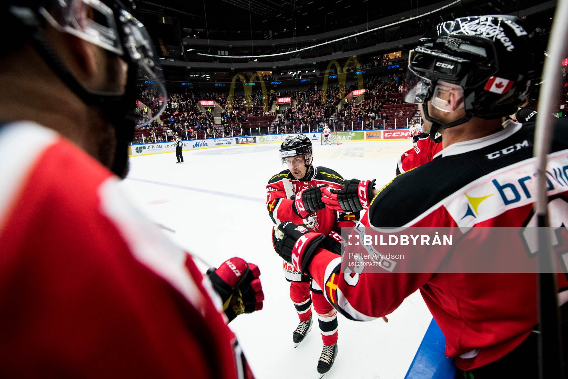 Malmö Redhawks Erik Andersson jublar med båset