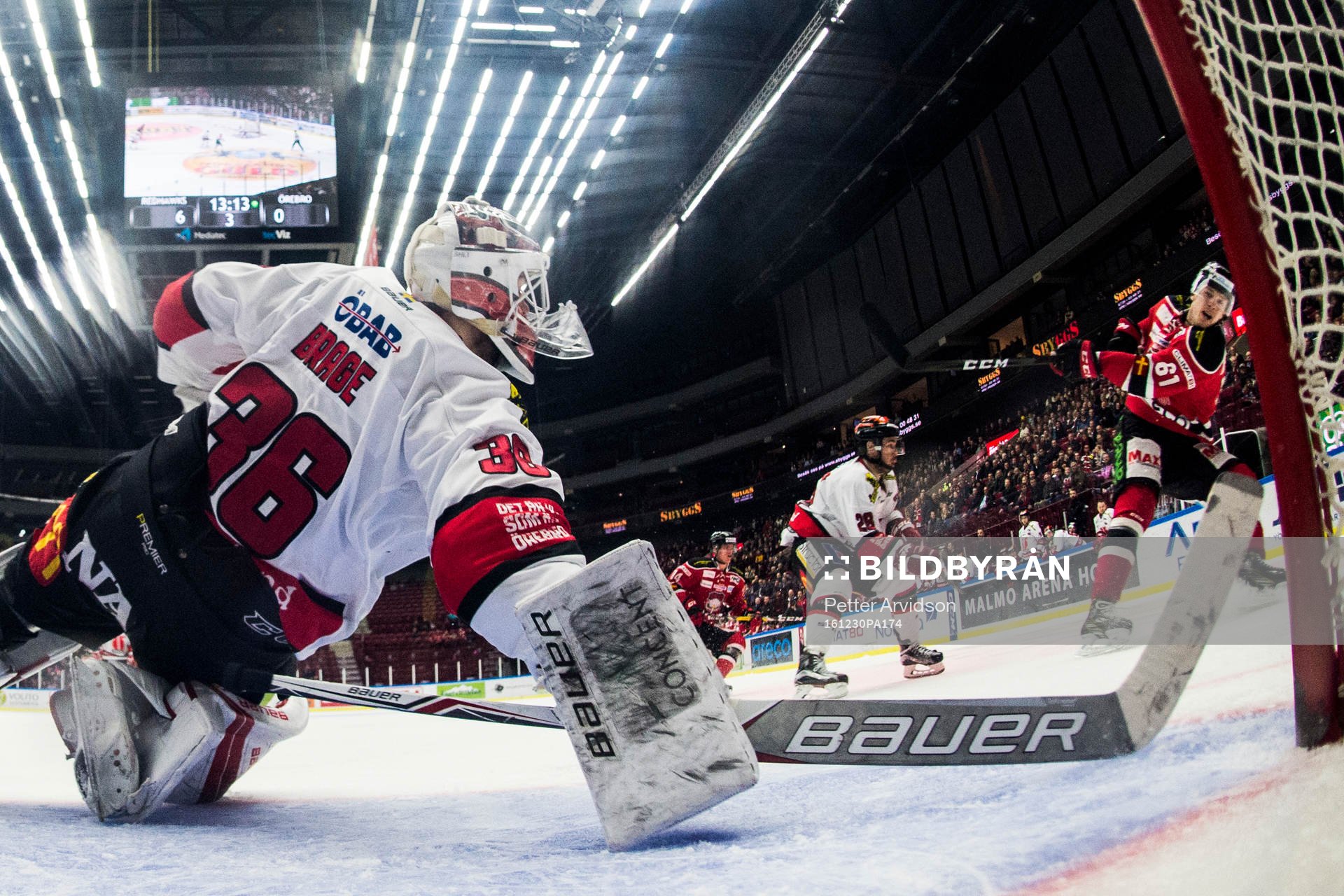 Malmö Redhawks Nicklas Jadeland (th) skjuter mot Örebros