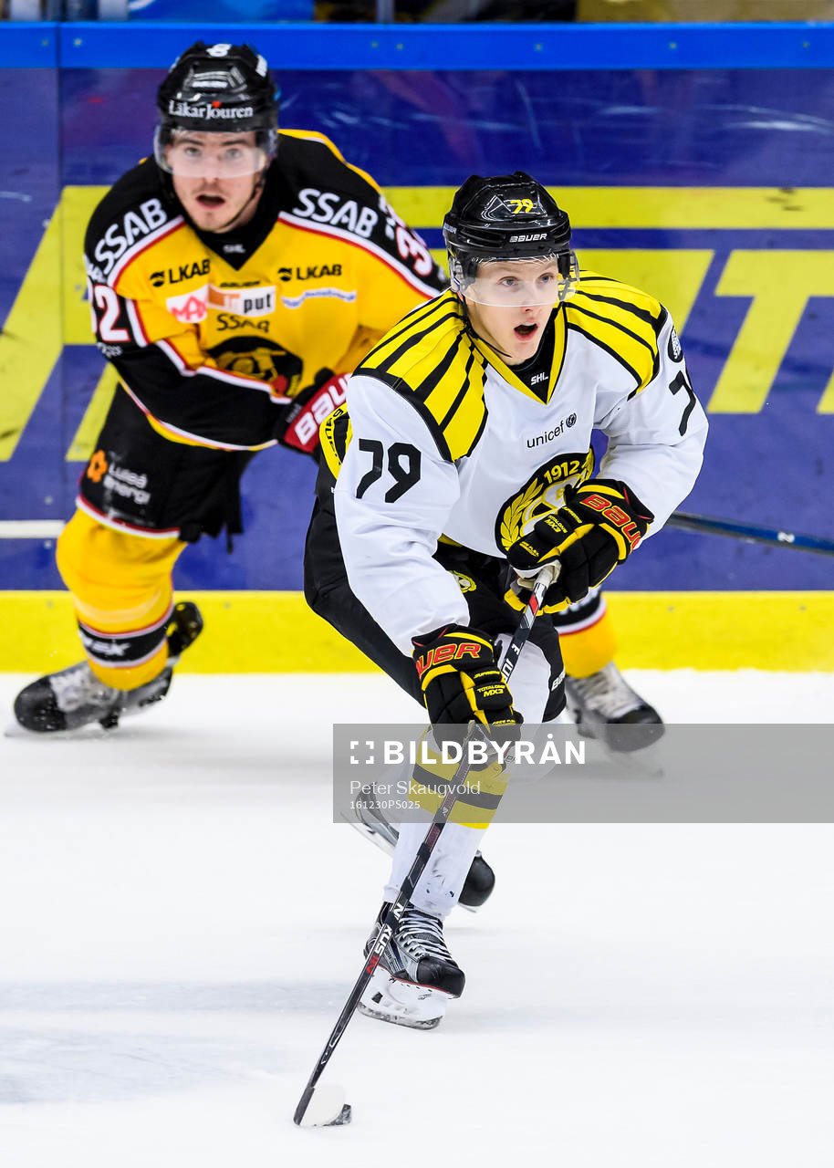Brynäs Daniel Mannberg går förbi Luleås Oscar Engsund