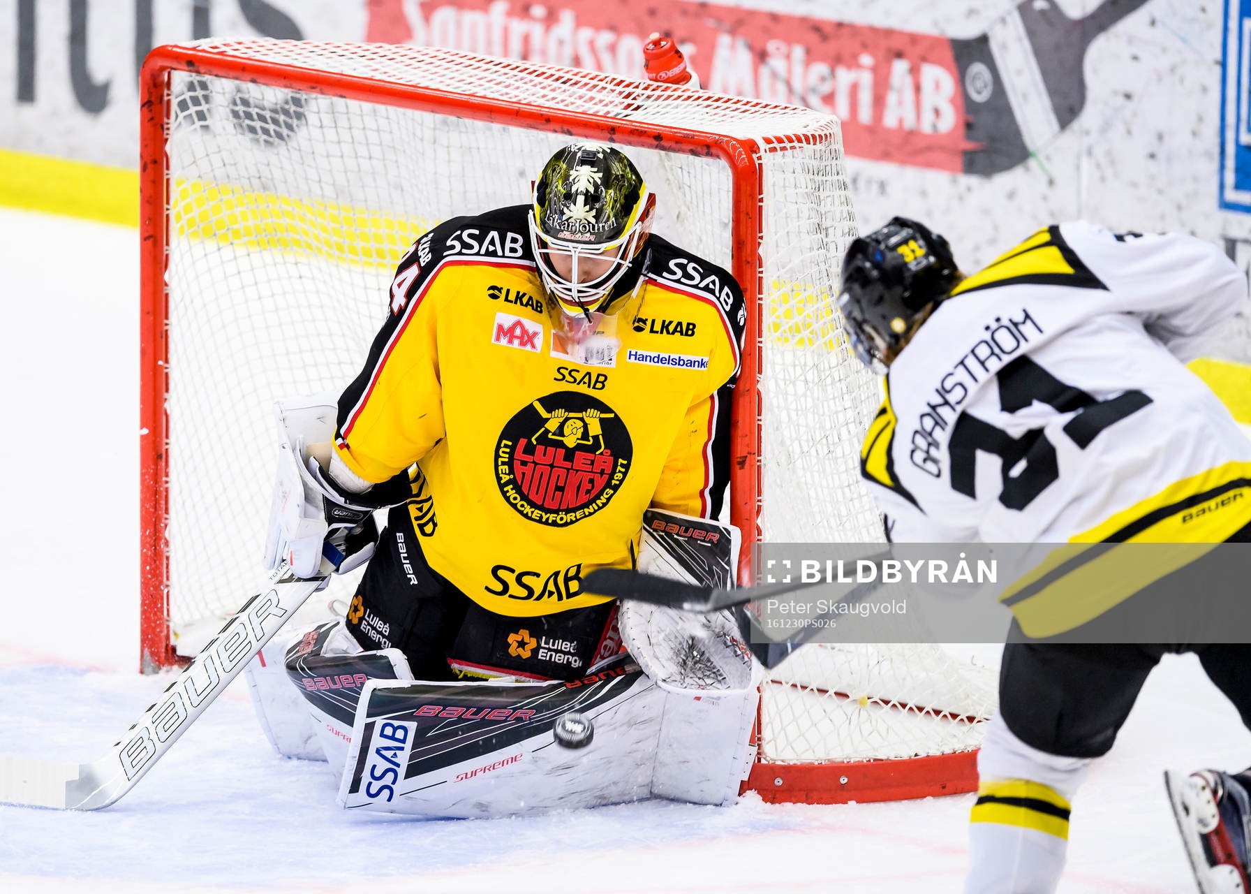 Brynäs Jonathan Granström provar skott mot Luleås