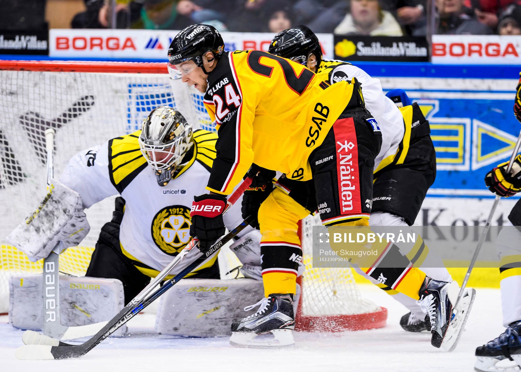 Luleås Johan Harju bryter in framför Brynäs målvakt