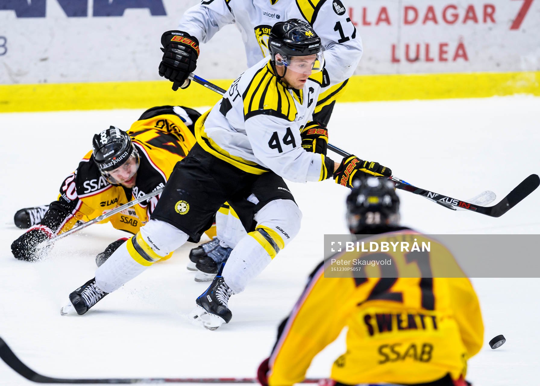 Brynäs Jacob Blomqvist med pucken samtidigt som Luleås