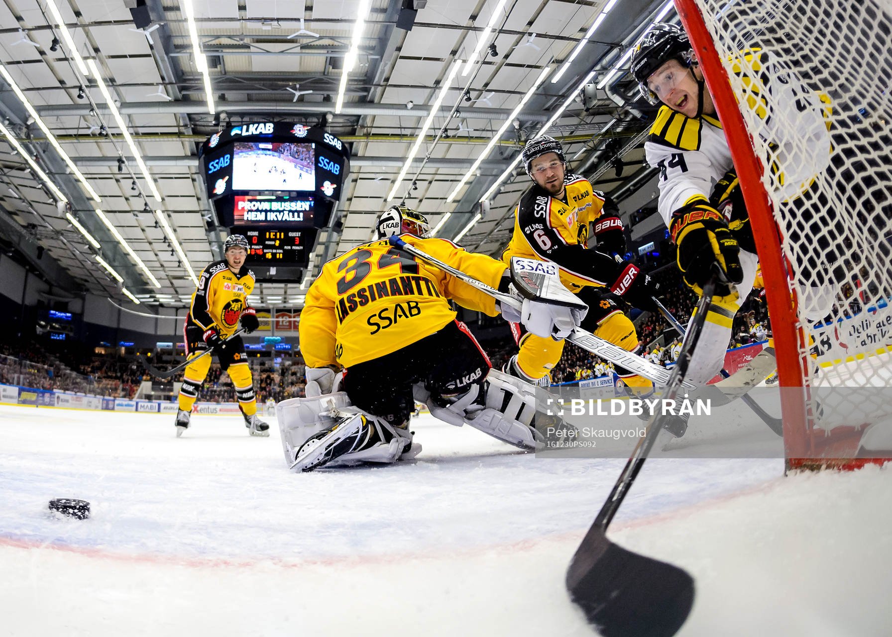 Brynäs Jacob Blomqvist försöker trycka in pucken bakom