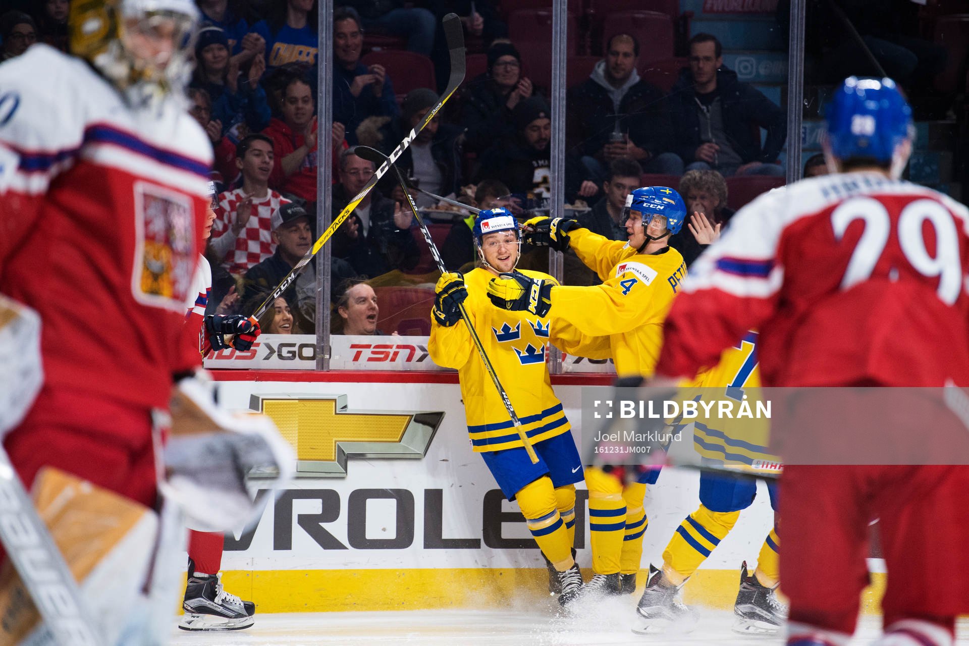 Sveriges Rasmus Asplund och Elias Pettersson jublar