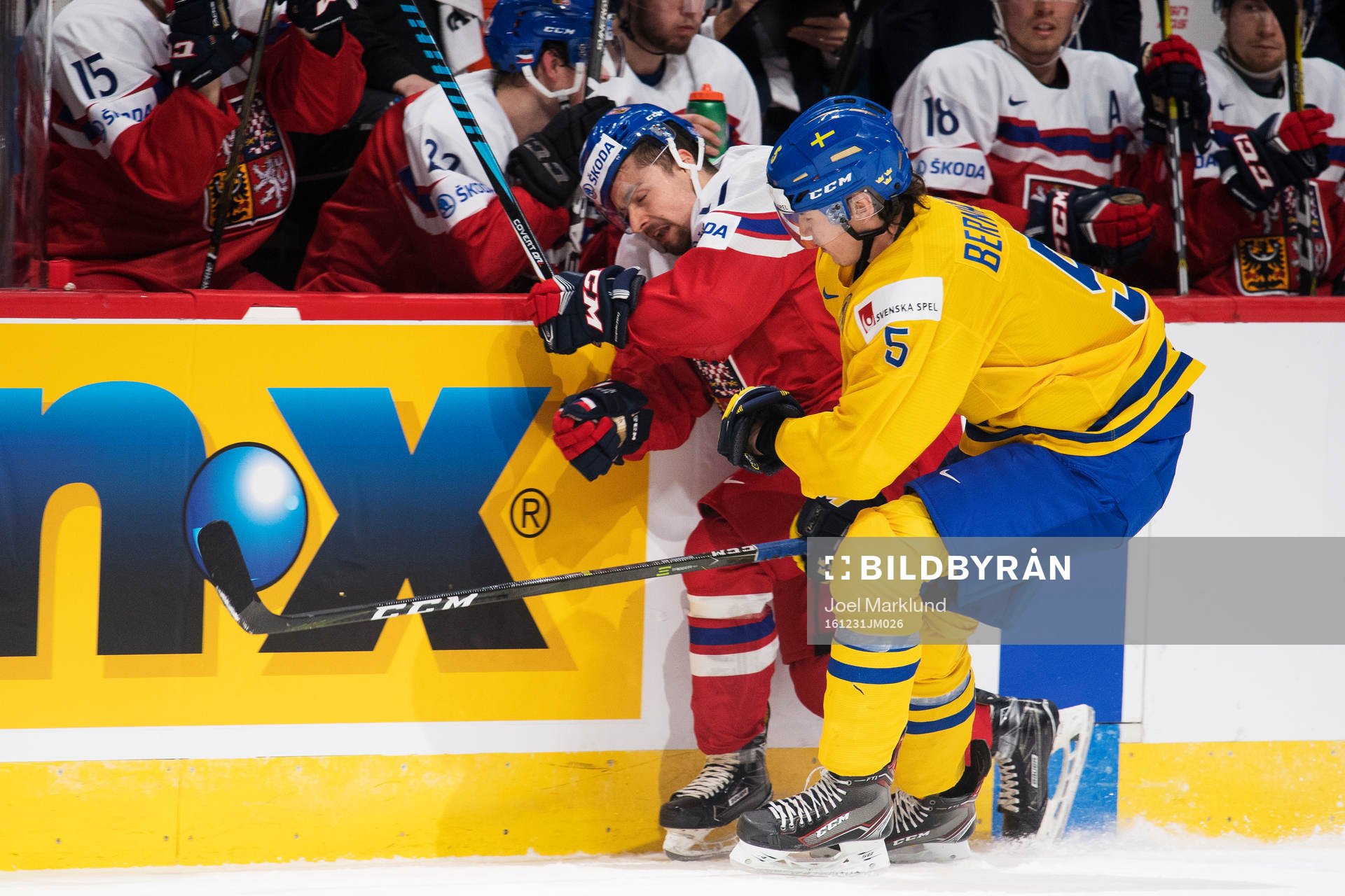 Tjeckiens Radek Koblizek blir tacklad av Sveriges David