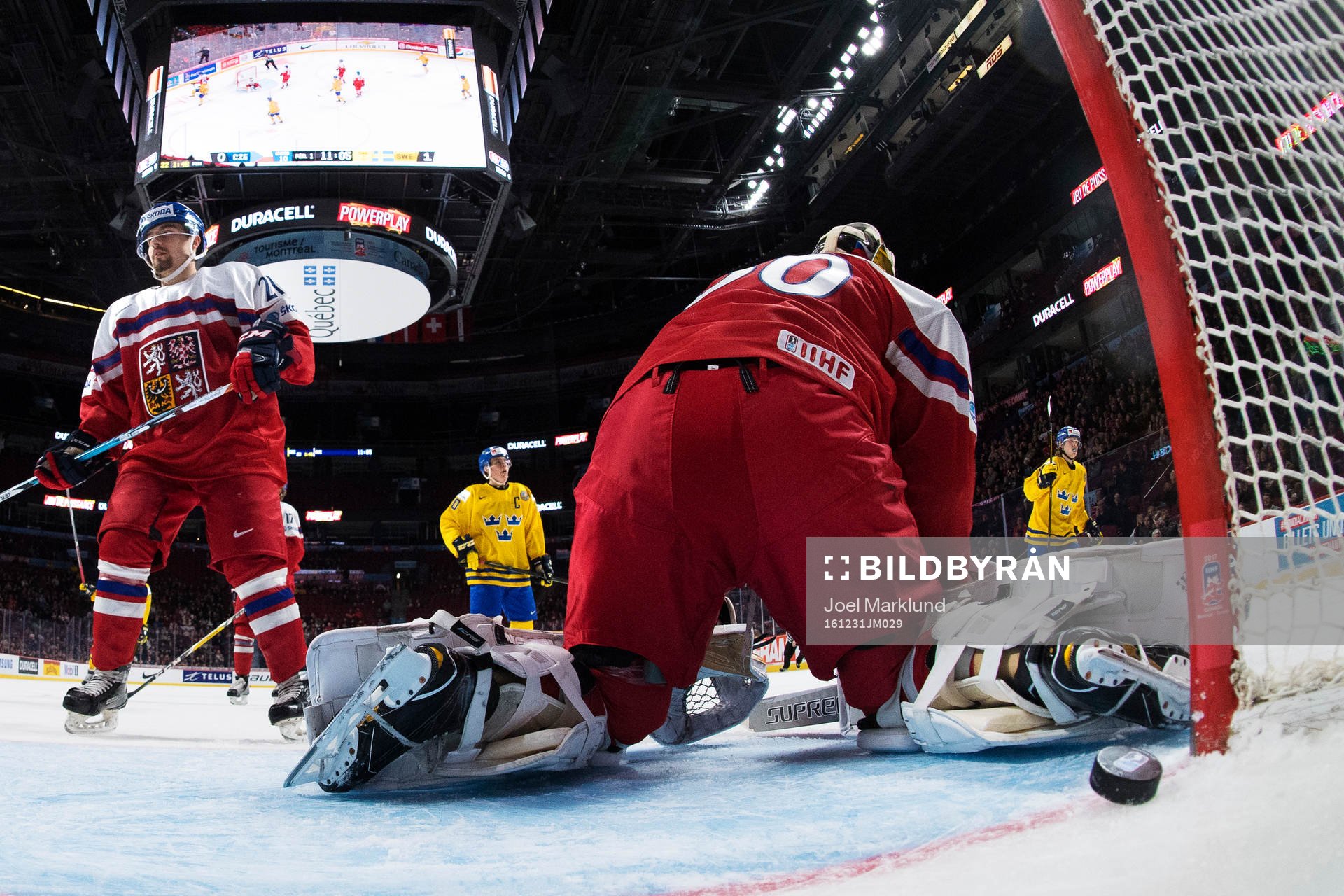 Tjeckiens Radek Koblizek och målvakt Daniel Vladar deppar