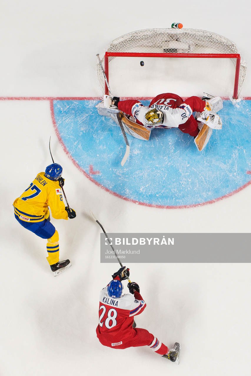 Sveriges Jonathan Dahlén skjuter in 2-0 bakom Tjeckiens