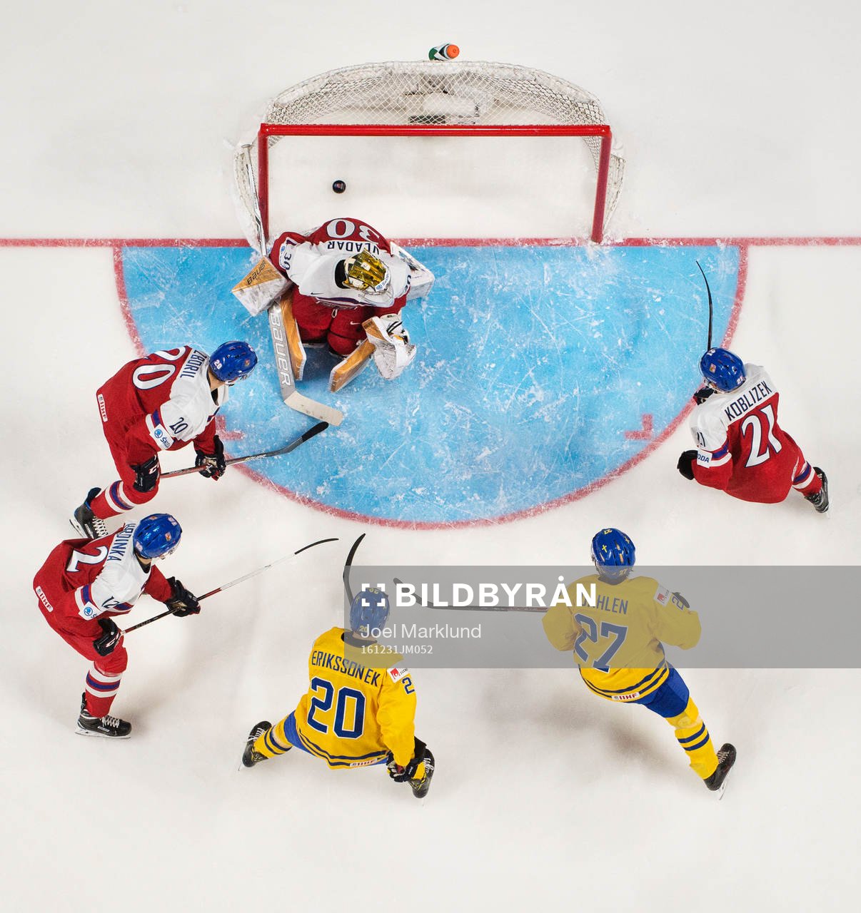 Sveriges Jonathan Dahlén (nr 27) gör 5-0 bakom Tjeckiens