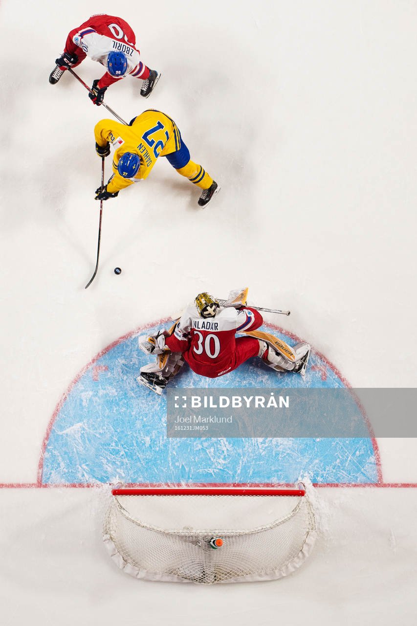 Sveriges Jonathan Dahlén skjuter in 4-0 bakom Tjeckiens