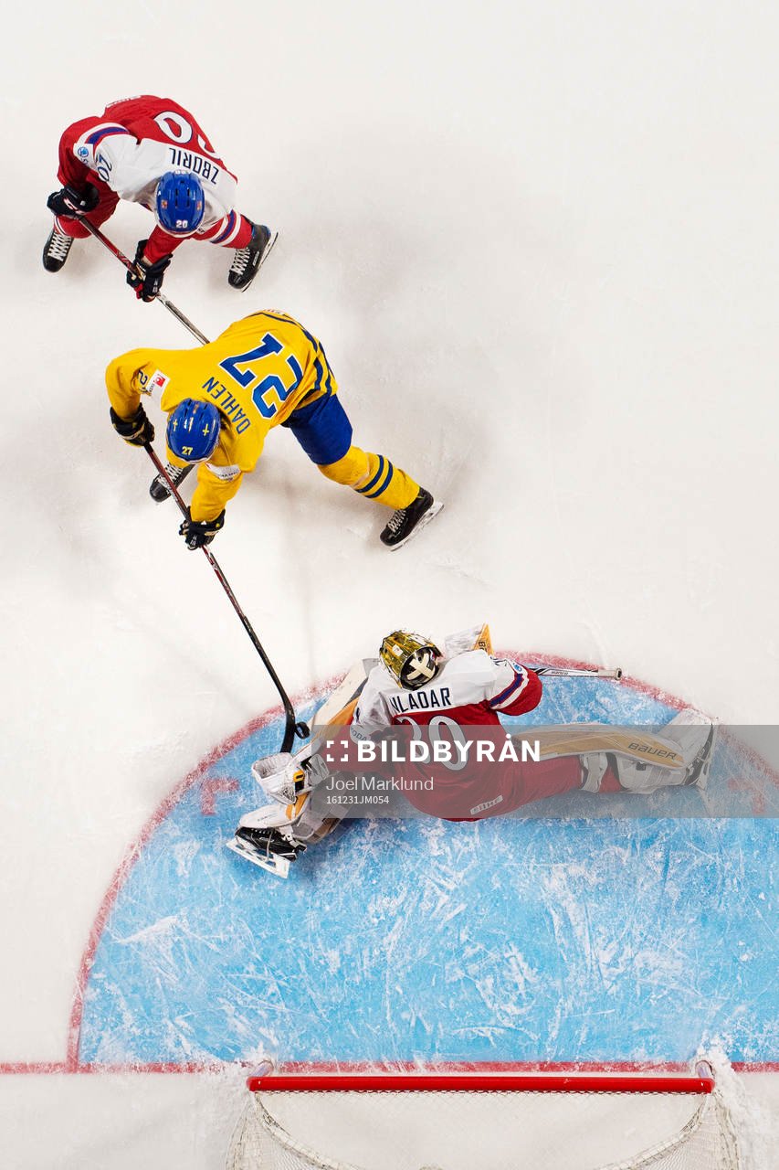 Sveriges Jonathan Dahlén skjuter in 4-0 bakom Tjeckiens