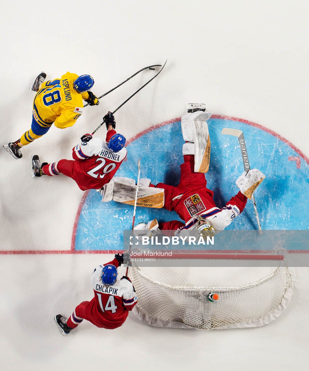 Sveriges Rasmus Asplund utmanar Tjeckiens Filip Hronek,