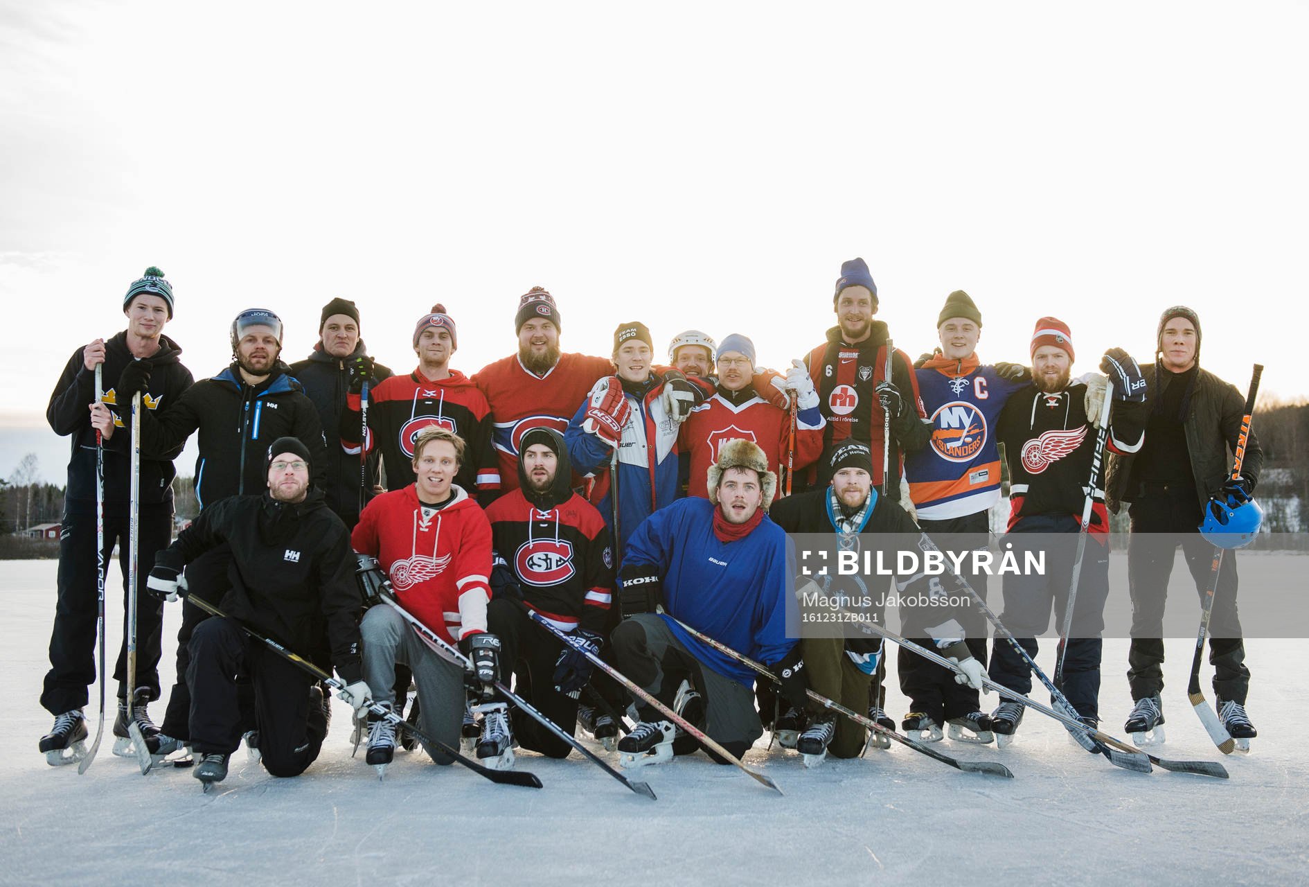 Det spelas ishockey på Gårdtjärnssjön på nyårsafton
