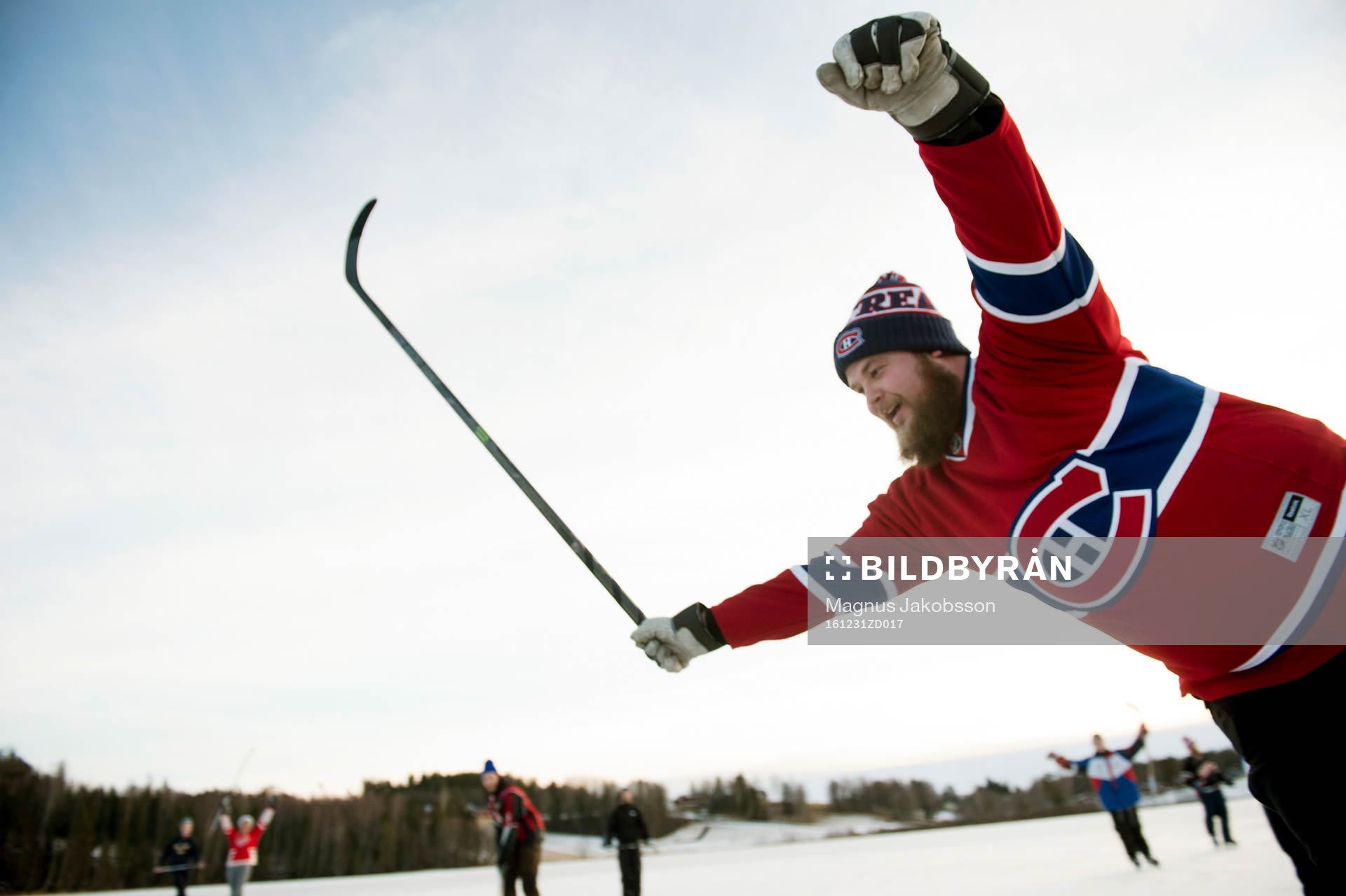 Det spelas ishockey på Gårdtjärnssjön på nyårsafton