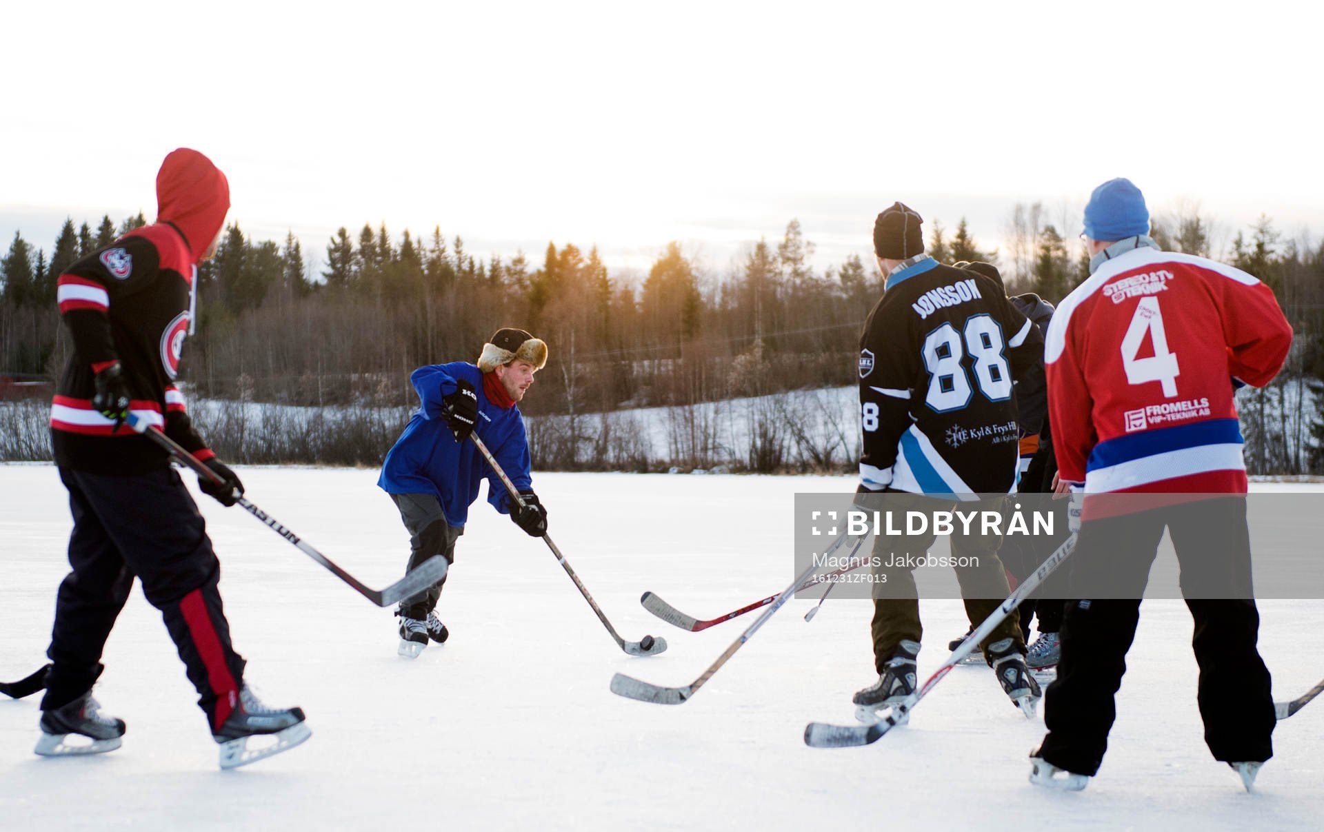 Det spelas ishockey på Gårdtjärnssjön på nyårsafton