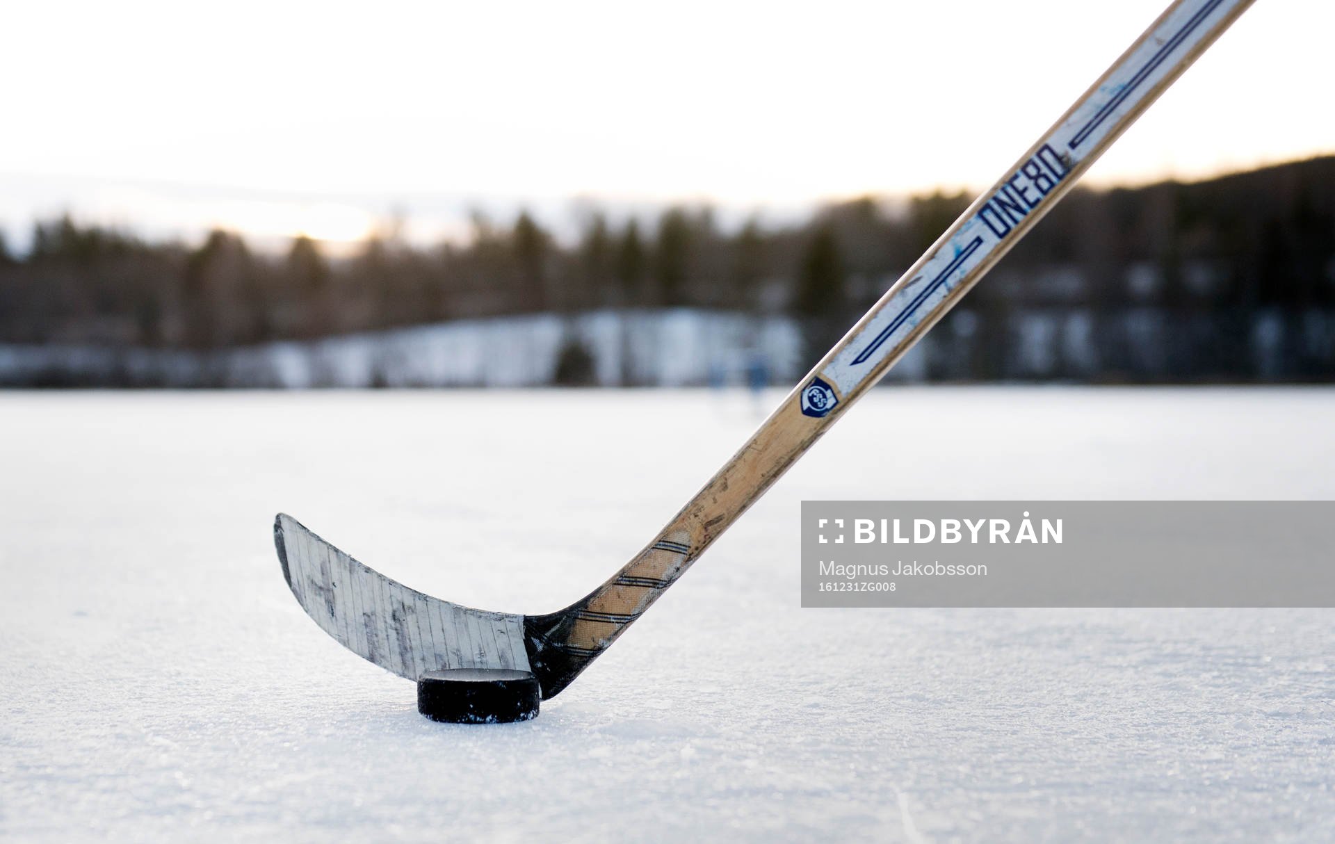 Det spelas ishockey på Gårdtjärnssjön på nyårsafton