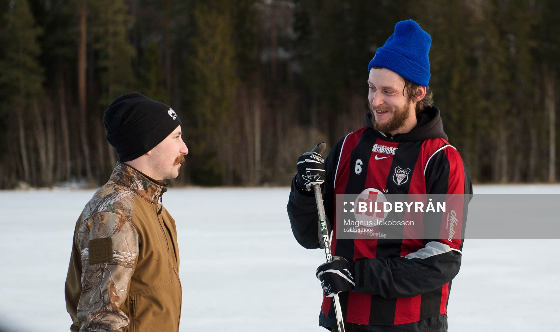 Det spelas ishockey på Gårdtjärnssjön på nyårsafton