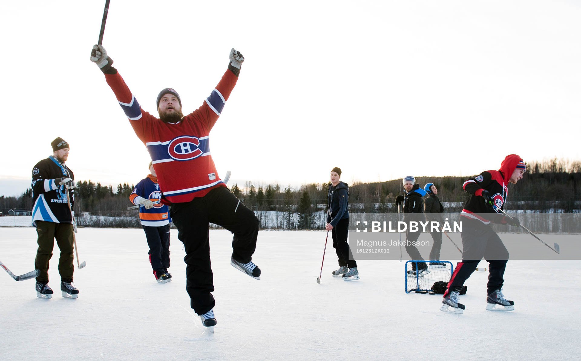 Det spelas ishockey på Gårdtjärnssjön på nyårsafton