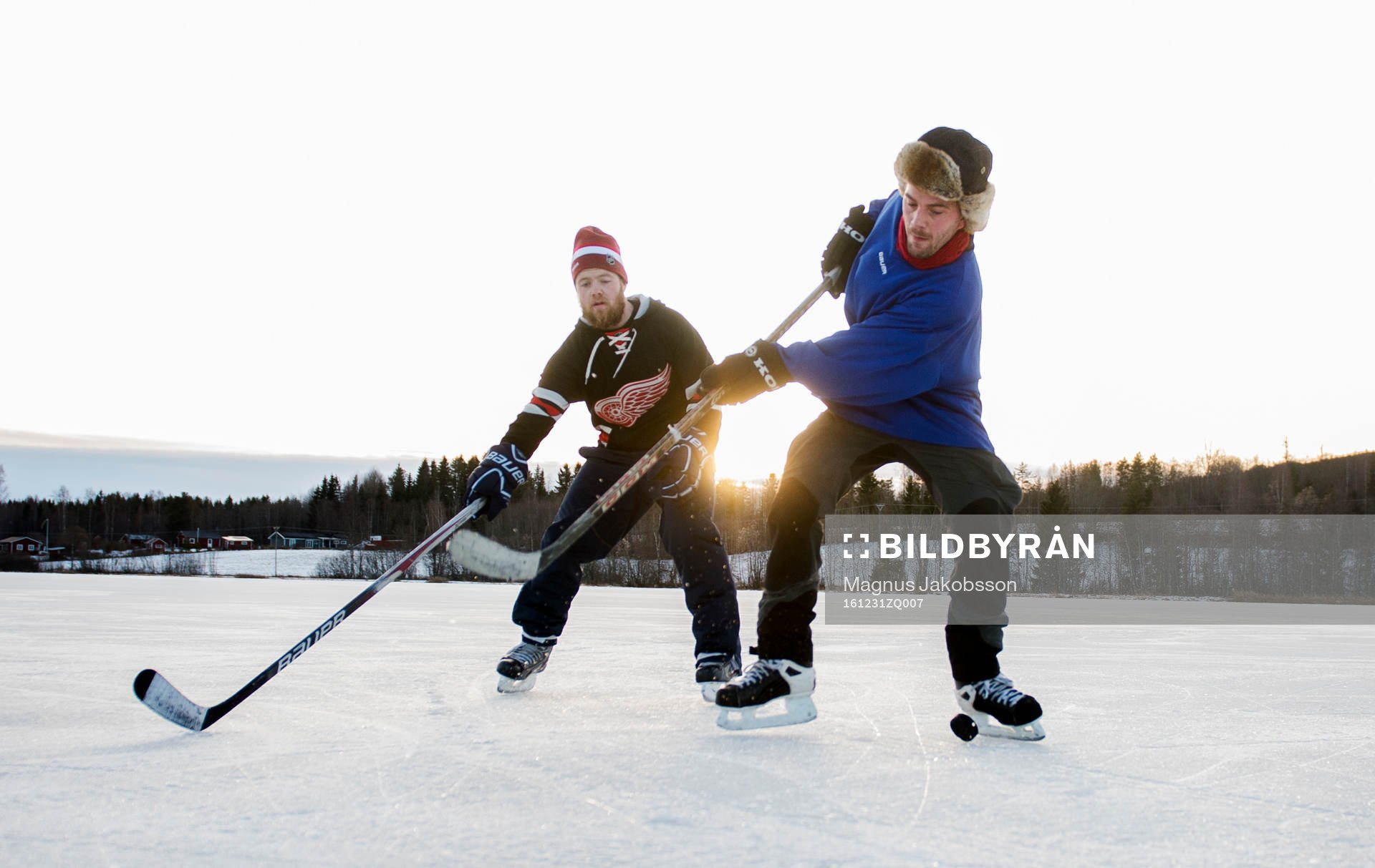 Det spelas ishockey på Gårdtjärnssjön på nyårsafton