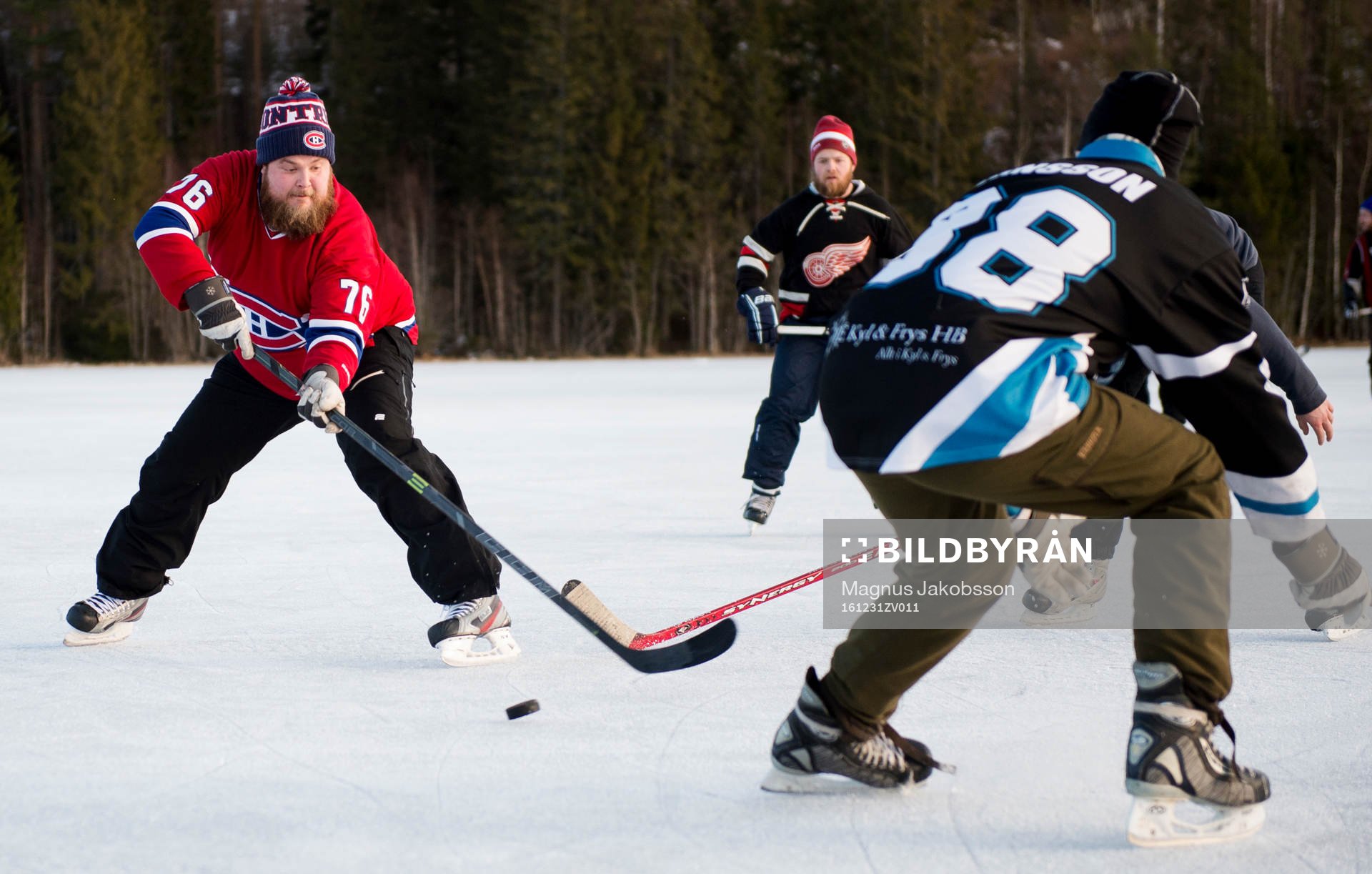 Det spelas ishockey på Gårdtjärnssjön på nyårsafton