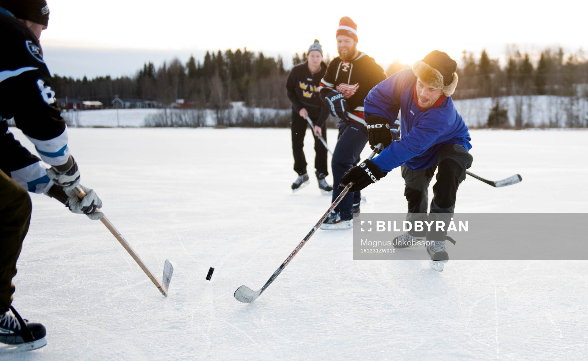 Det spelas ishockey på Gårdtjärnssjön på nyårsafton