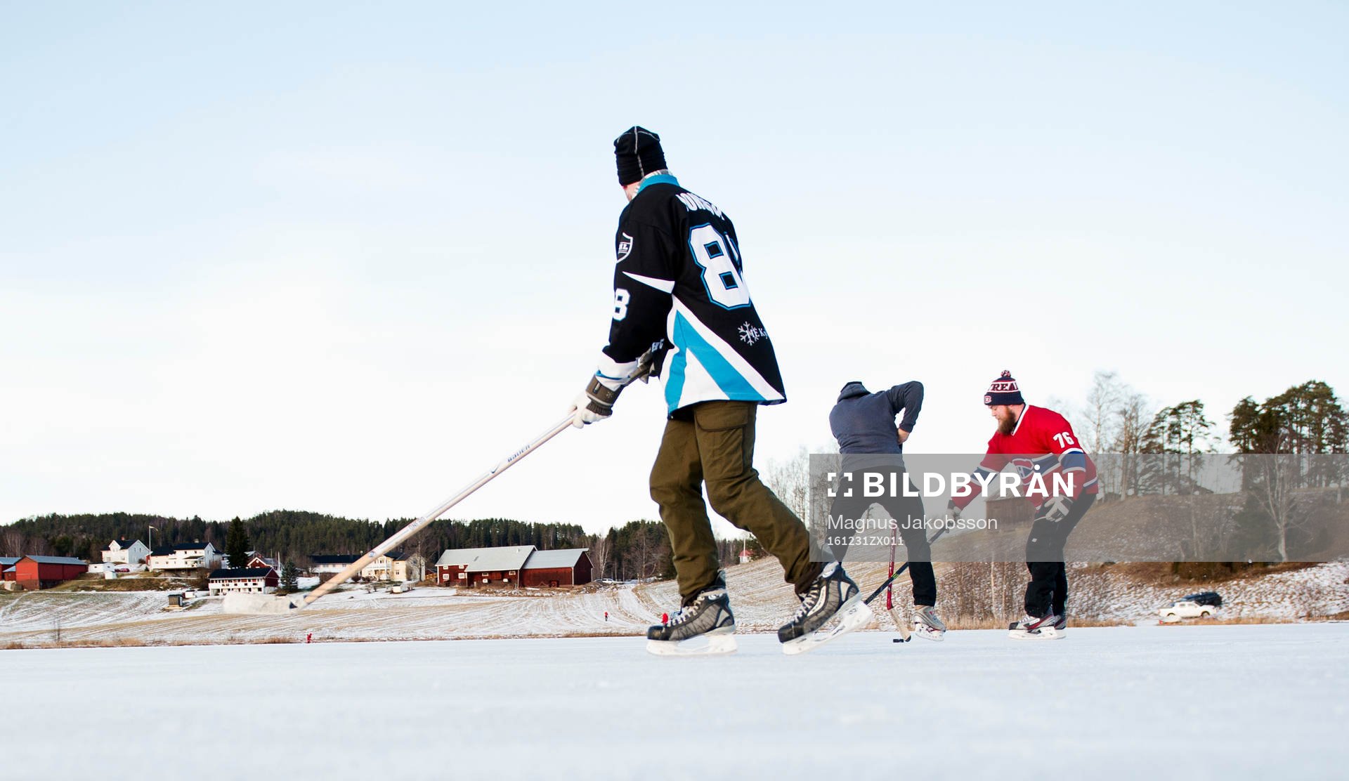 Det spelas ishockey på Gårdtjärnssjön på nyårsafton