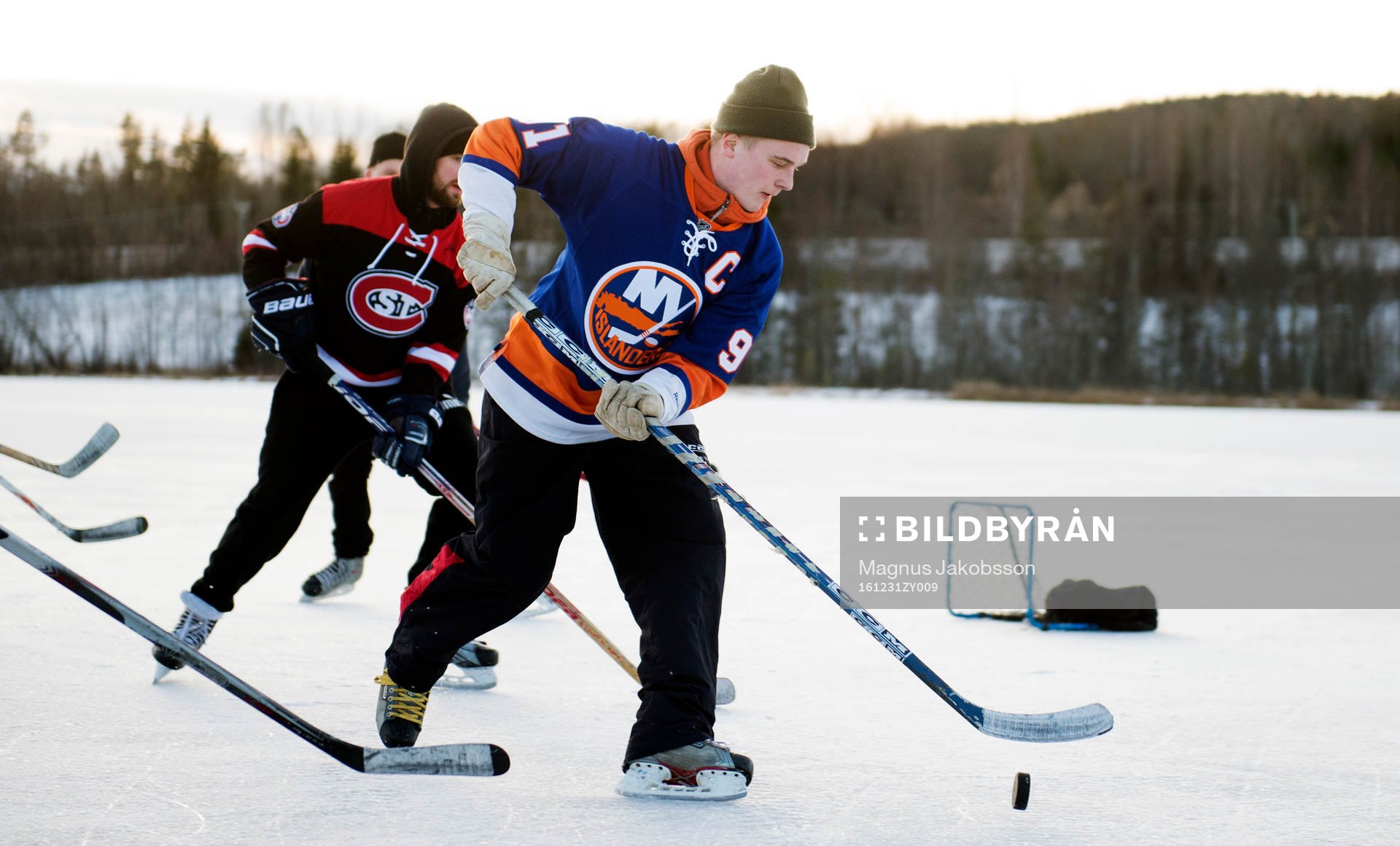 Det spelas ishockey på Gårdtjärnssjön på nyårsafton