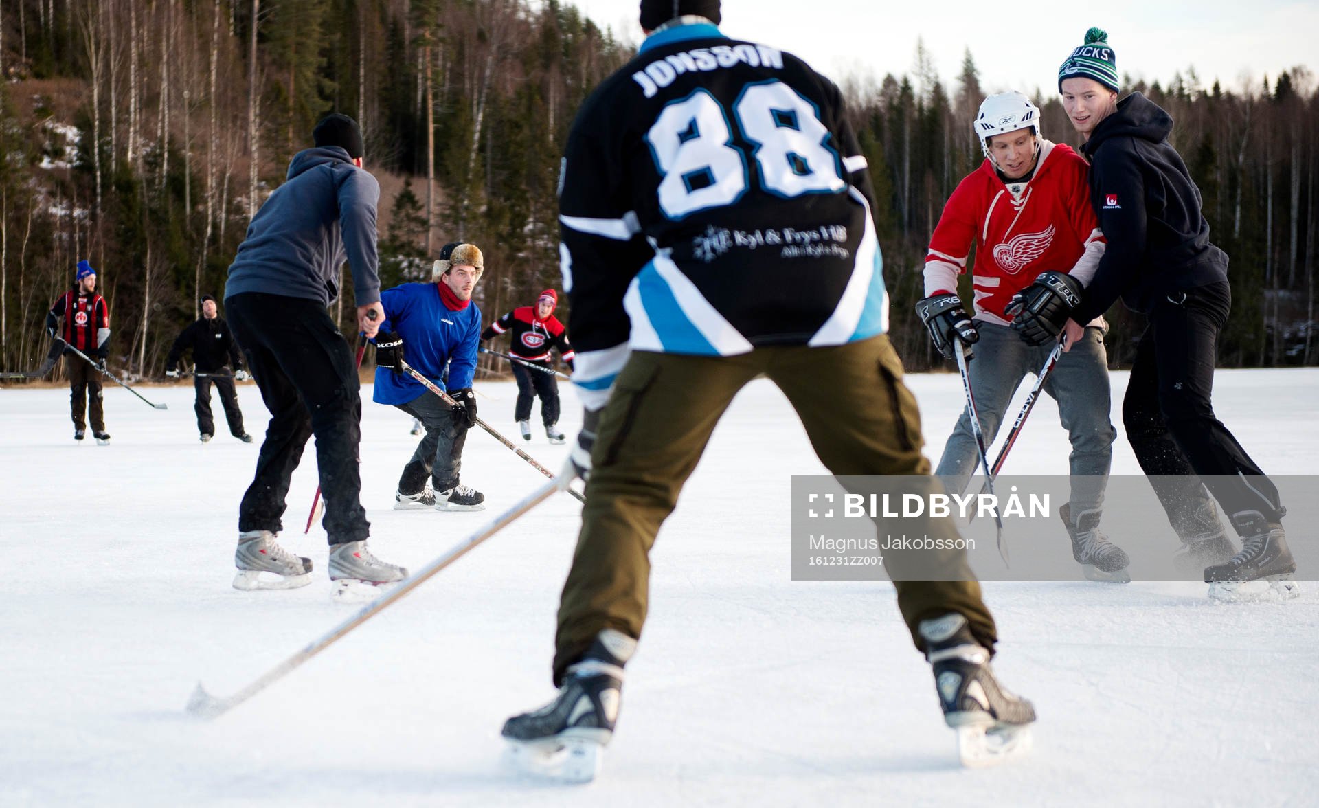 Det spelas ishockey på Gårdtjärnssjön på nyårsafton