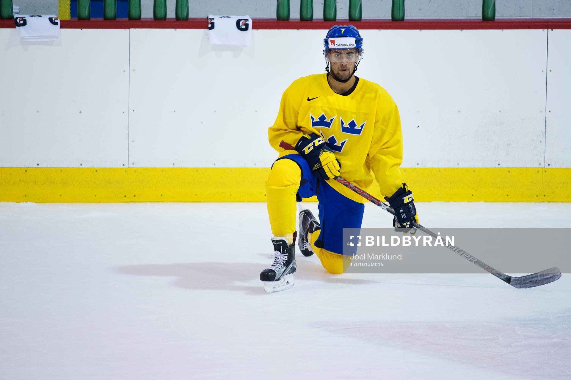 Oliver Kylington på Sveriges ishockeylandslags träning