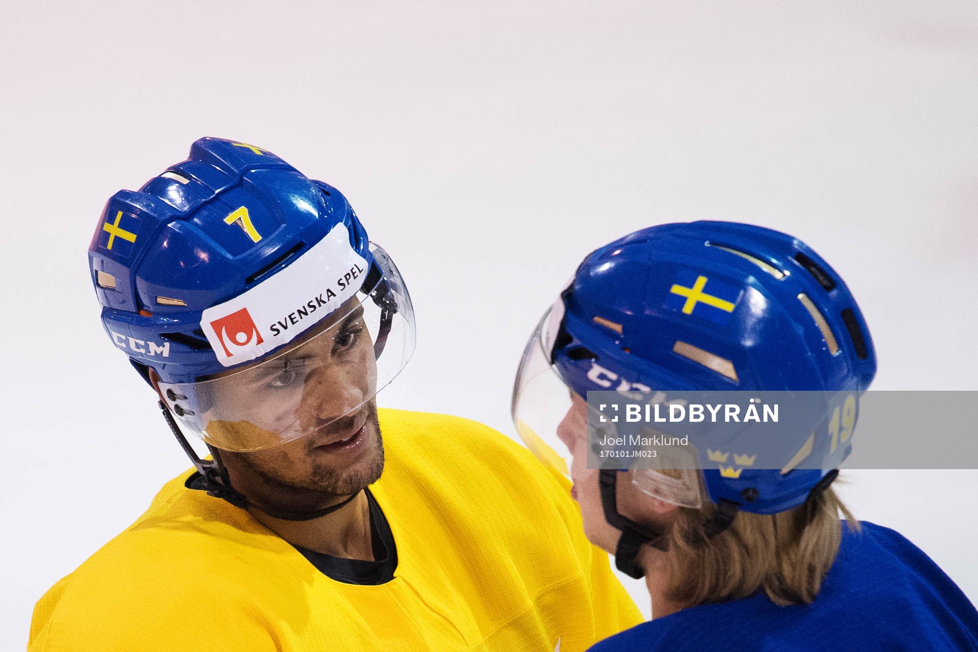 Oliver Kylington pratar med Alexander Nylander på Sveriges
