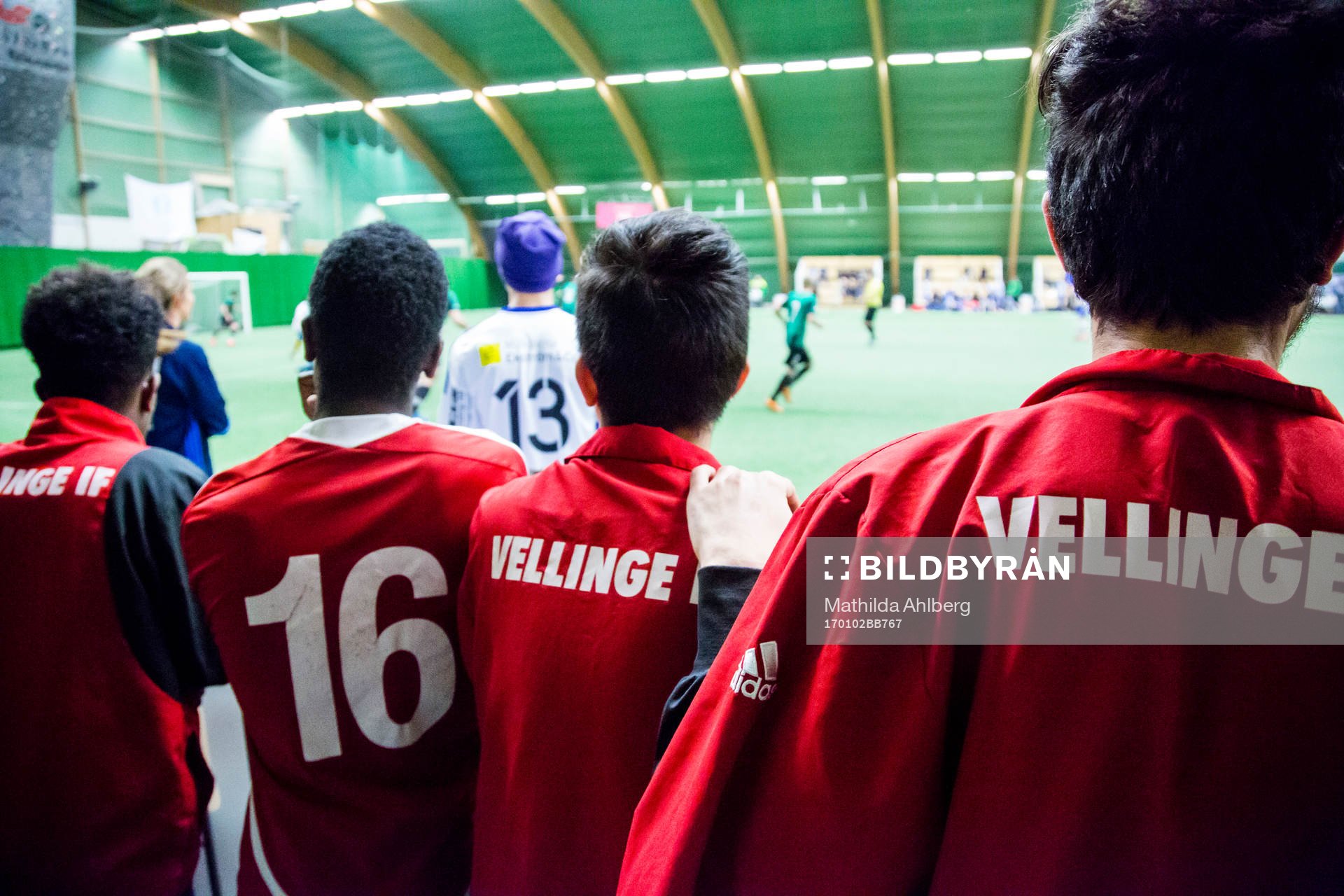 Spelare i Vellinge IF tittar på match